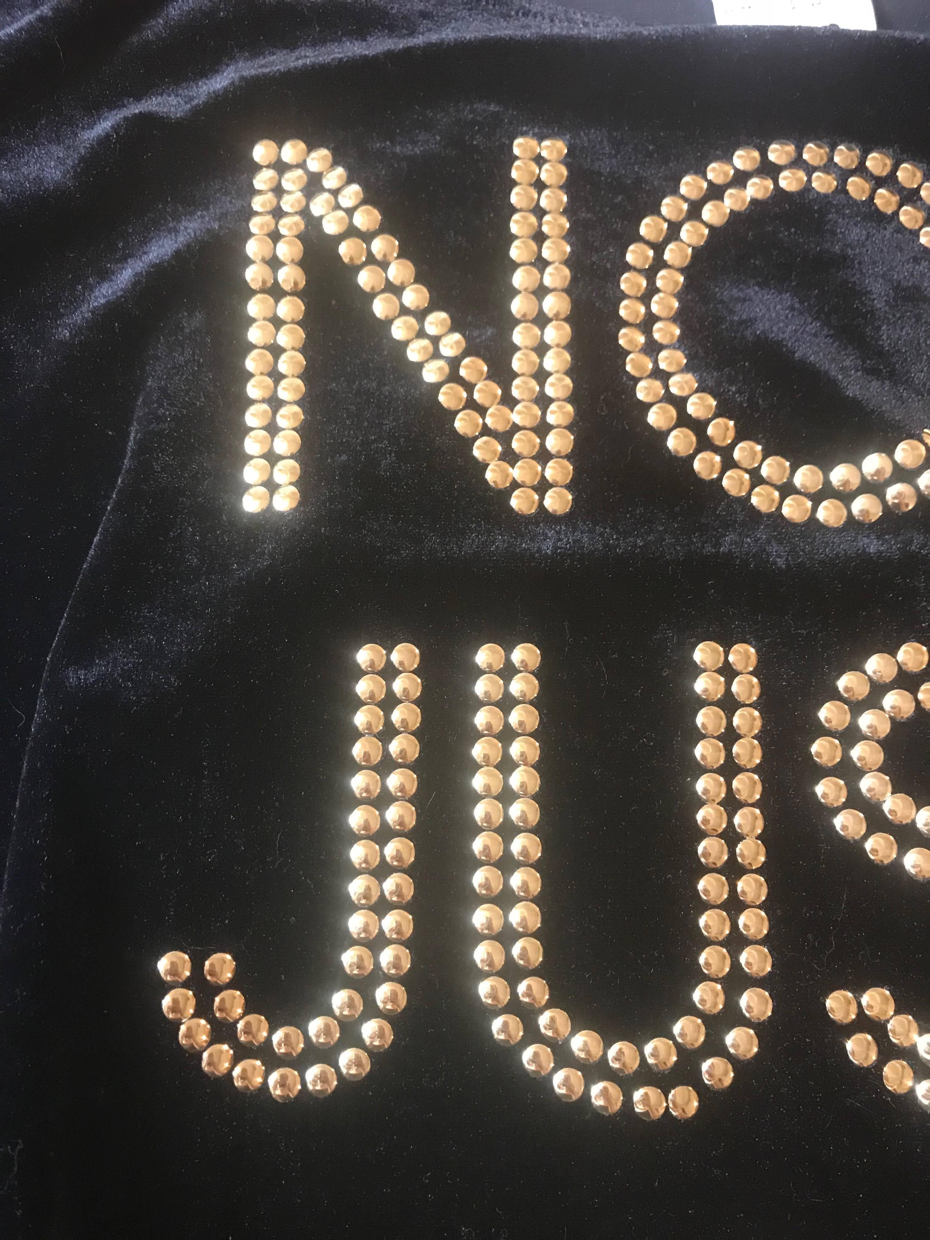Moschino 1980er Cheap & Chic Schwarzes Velourskleid mit goldenen Nieten, nicht nur ein hübsches Kleid Damen im Angebot