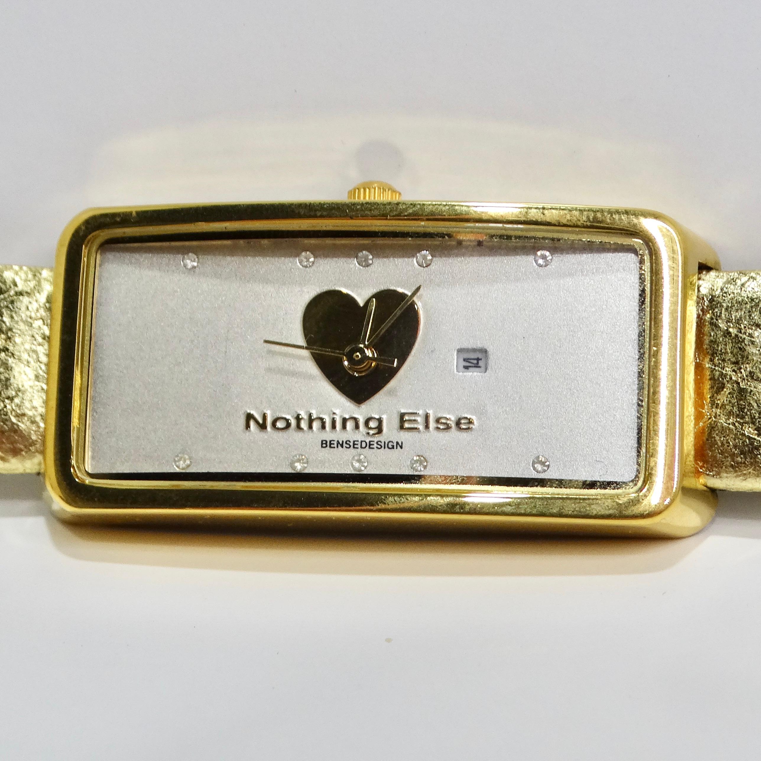 Die Moschino 1980s Gold Tone Watch ist ein einzigartiger Zeitmesser, der Vintage-Charme und einen verspielten Stil ausstrahlt. Diese Deadstock-Uhr von Moschino hat ein goldfarbenes Kunstlederband mit Pythonprägung, das jedem Outfit einen Hauch von