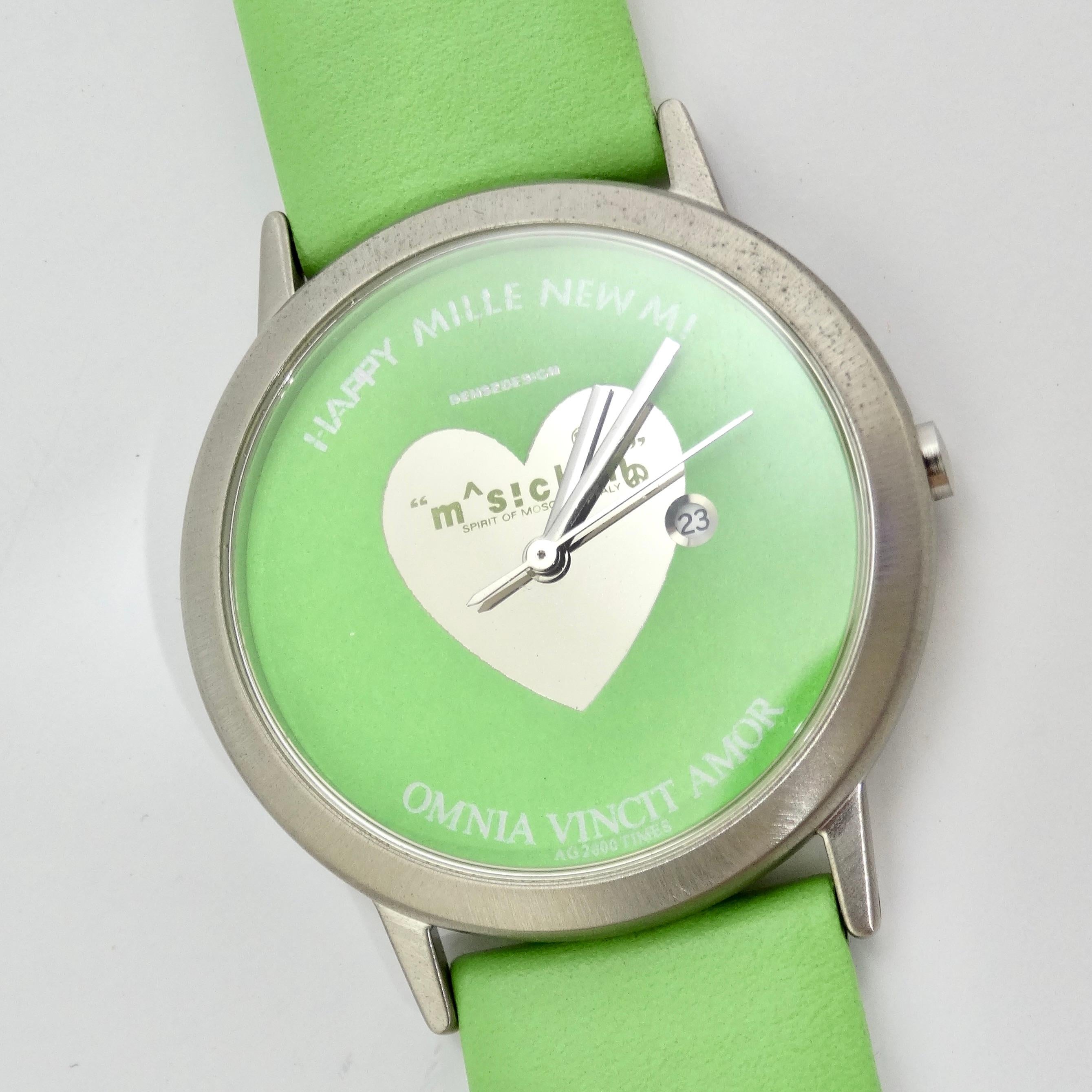 Voici l'adorable montre vintage en cuir vert de Moschino, une délicieuse pièce d'horlogerie qui dégage un charme ludique et un style vibrant. Cette montre unique est dotée d'un bracelet en cuir vert vibrant qui ajoute une touche de couleur à
