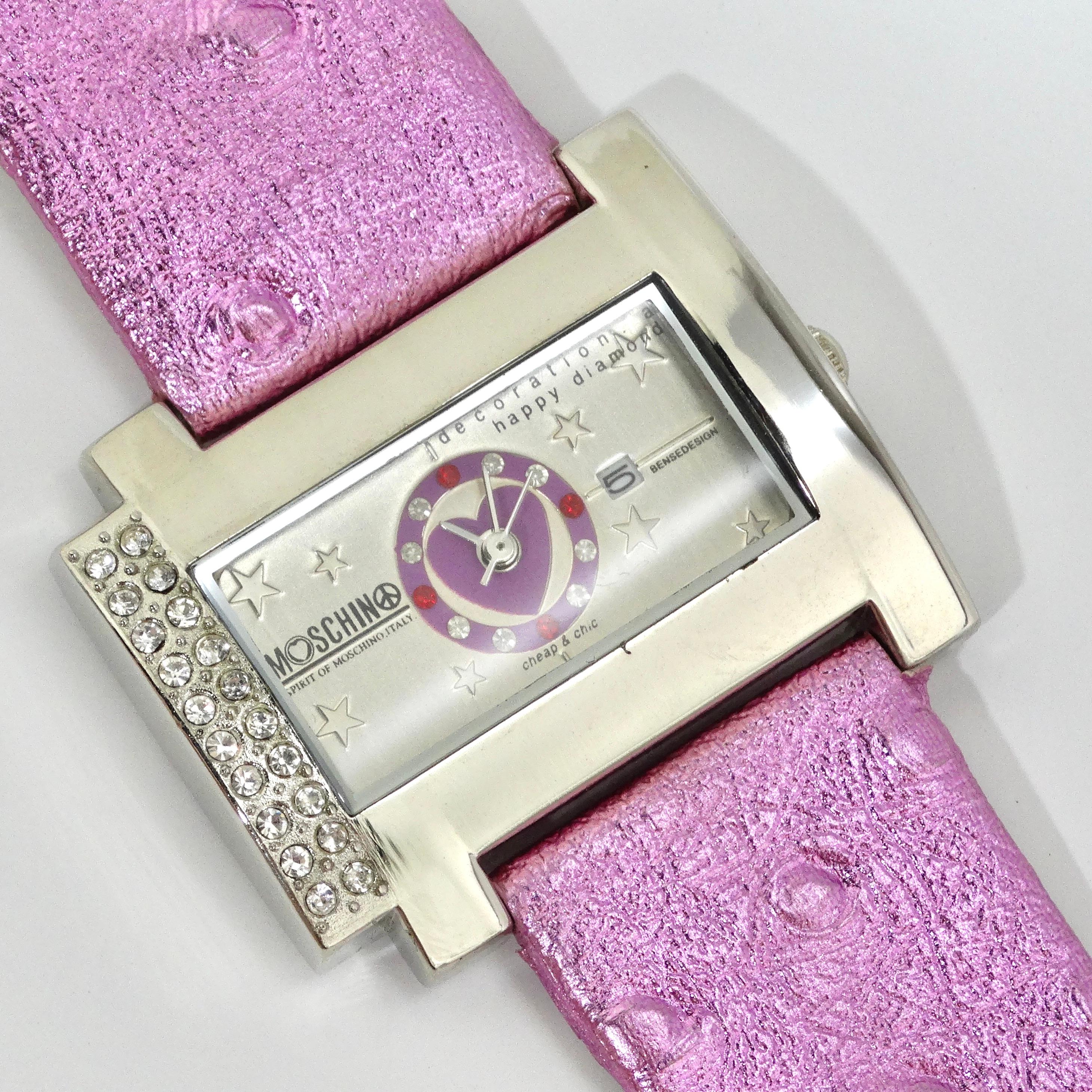 Die bezaubernde Moschino 1980s Pink Crystal Watch ist ein bezaubernder Zeitmesser im Vintage-Stil, der verspielte Eleganz und lebendigen Stil ausstrahlt. Diese bezaubernde Deadstock Moschino Uhr hat ein pinkfarbenes Kunstlederarmband mit