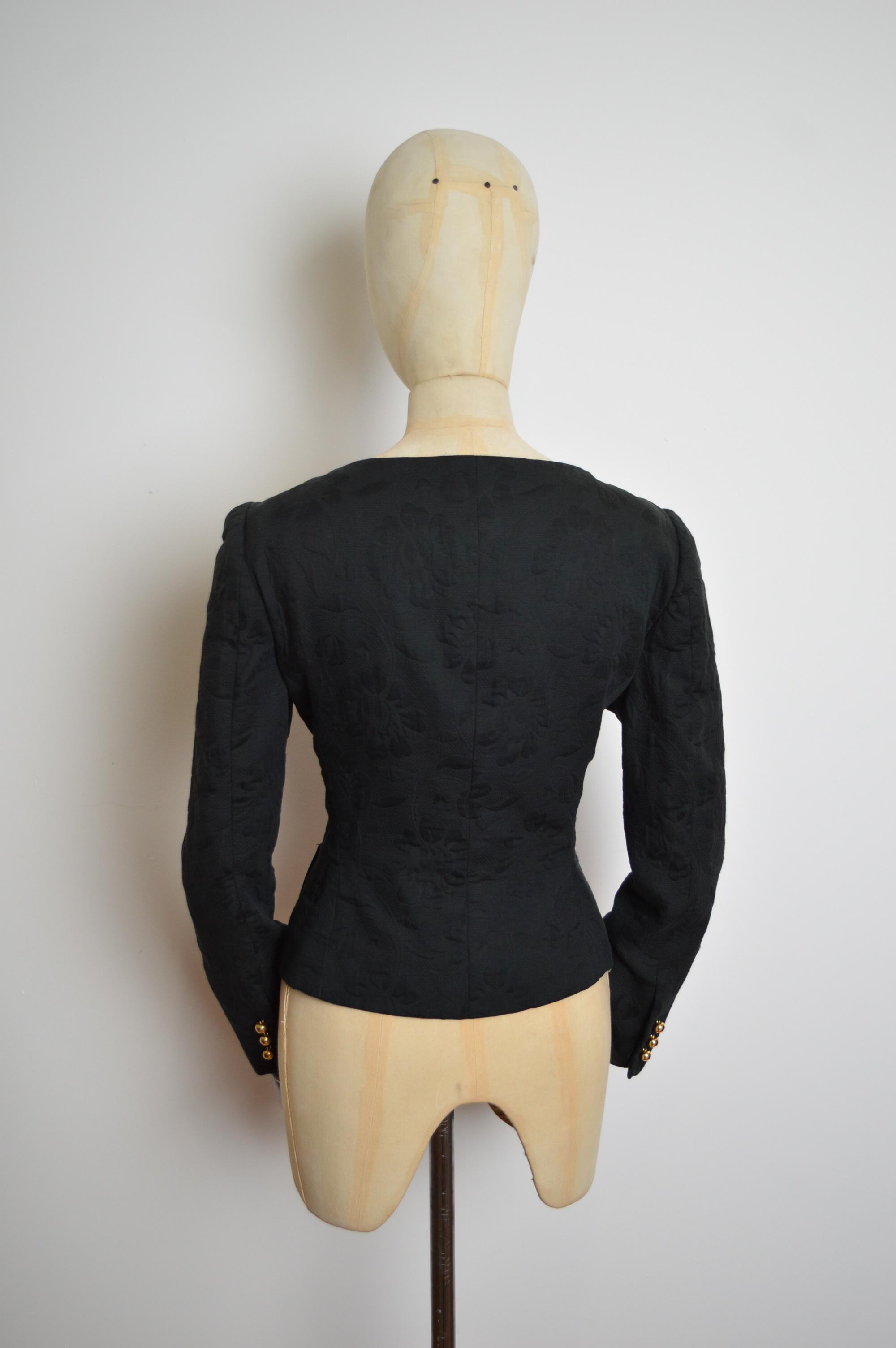 Moschino 1990s Cheap & Chic Novelty Black Cropped Boucle fitted Jacket For Sale 10