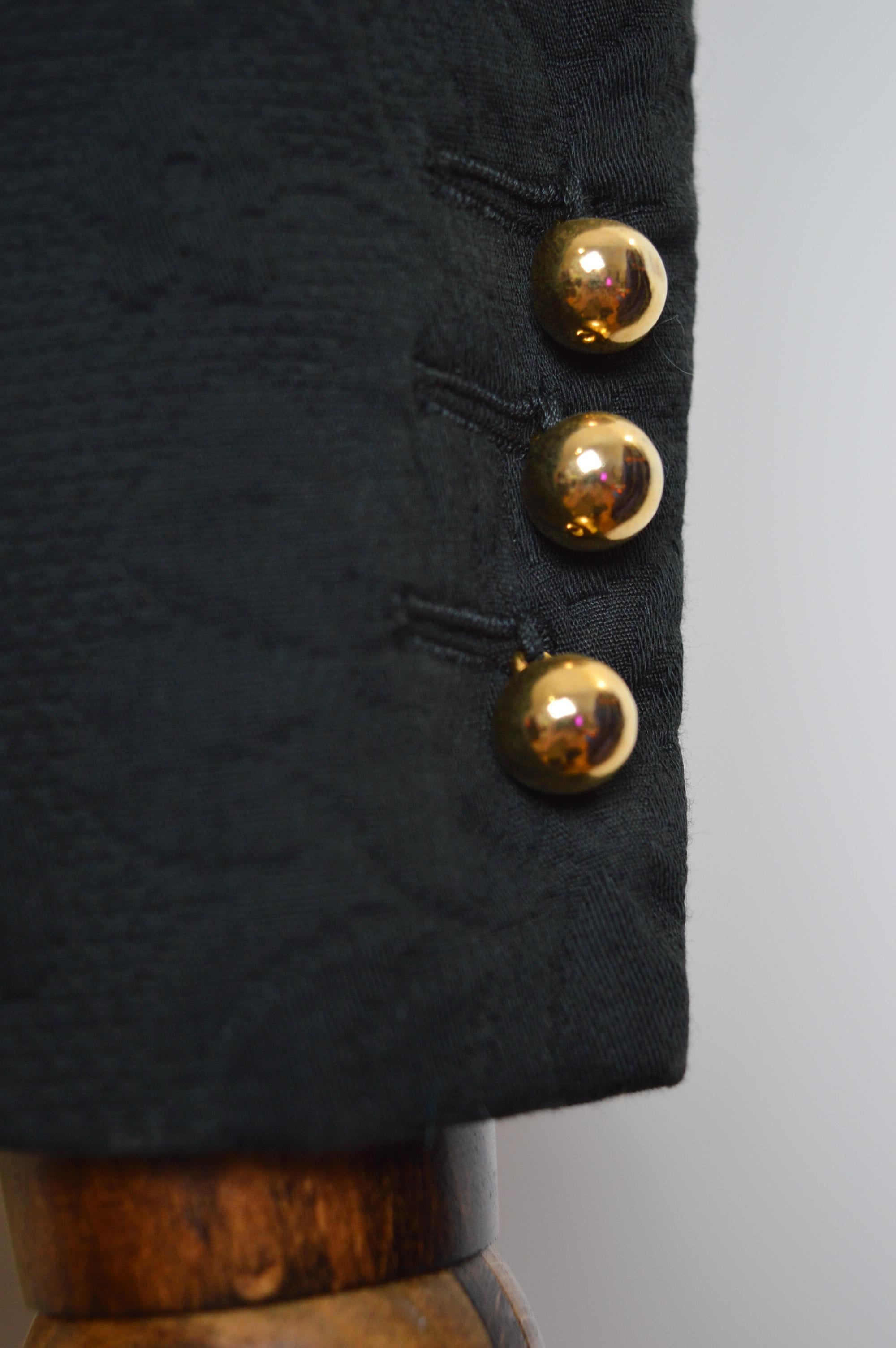 Moschino 1990s Cheap & Chic Novelty Black Cropped Boucle fitted Jacket For Sale 4