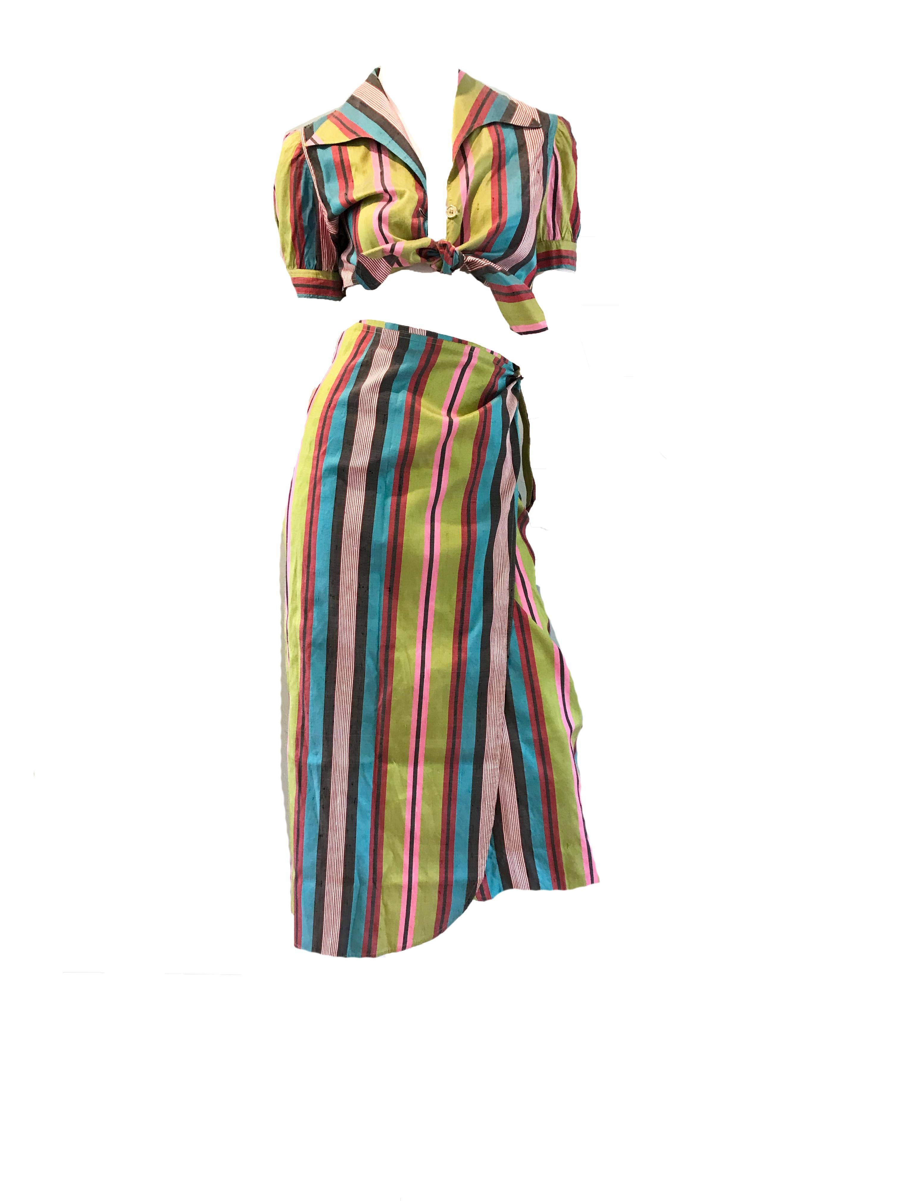 1990er Moschino gestreiftes Seidenoberteil mit Krawatte und Wickelrock. Zustand: Ausgezeichnet
Größe 42/ US 8 / M
30