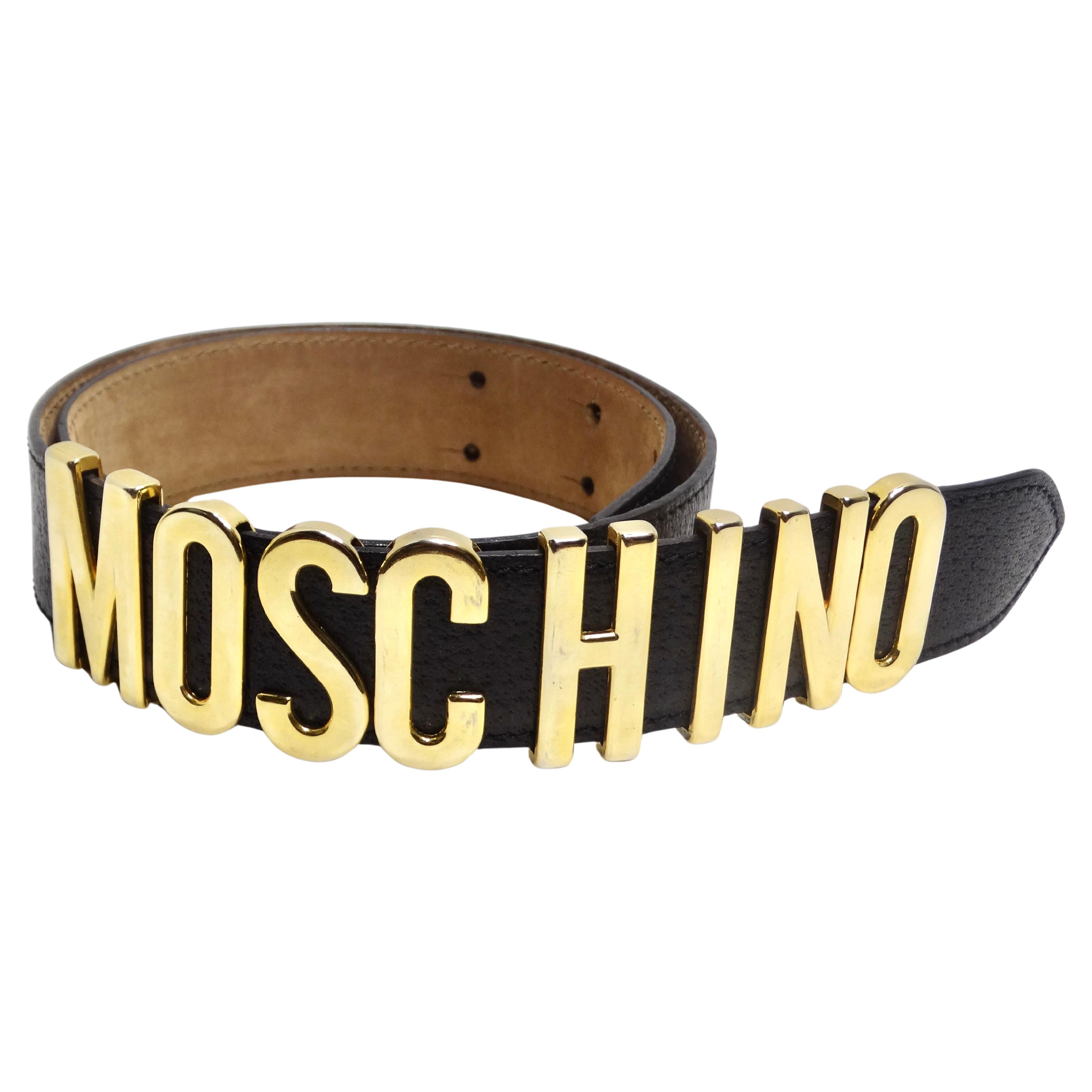 Moschino 1990er Jahre Goldfarbener schwarzer Ledergürtel mit Logo im Angebot