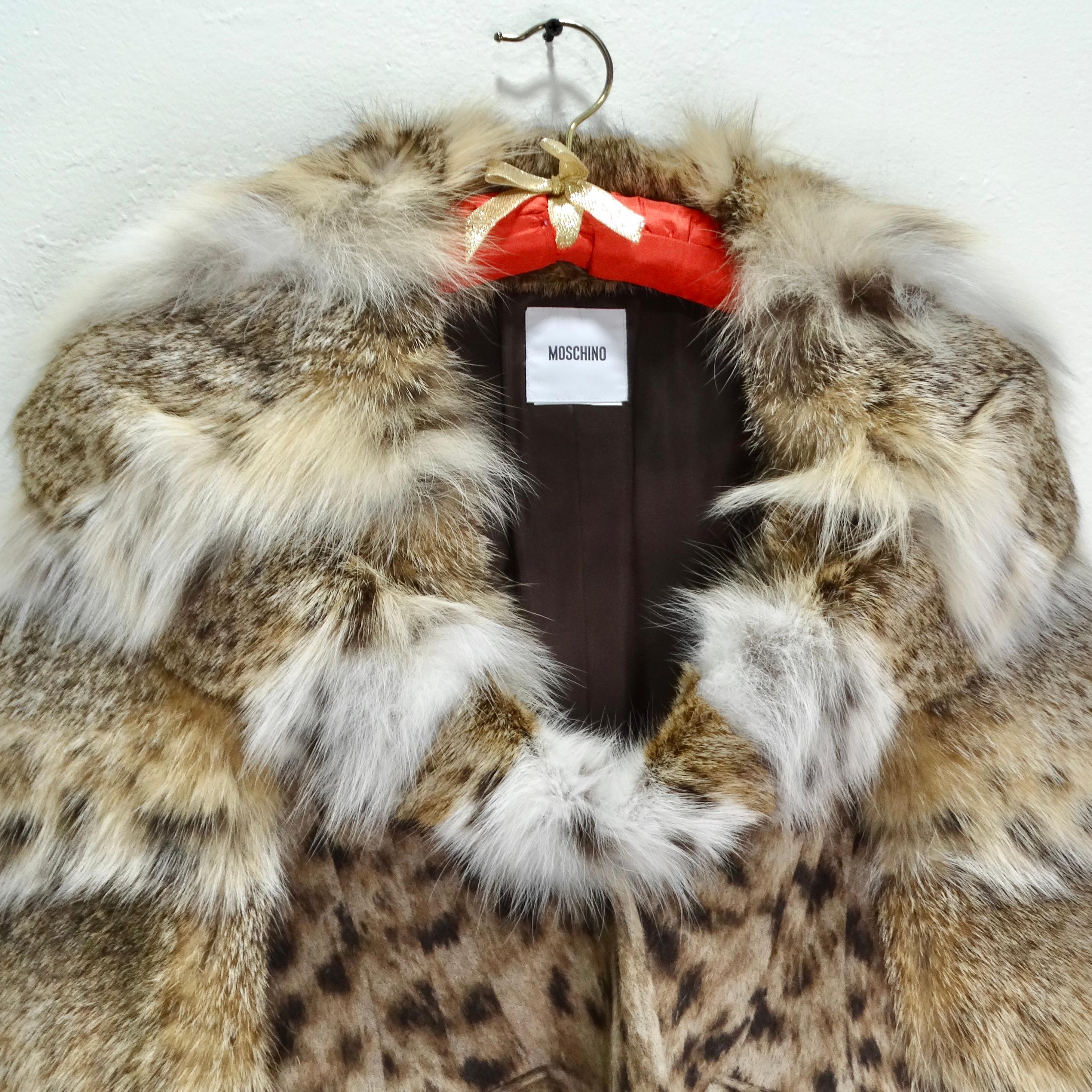 Ne manquez pas la veste en fourrure d'angora léopard Moschino 1990, une pièce étonnante et intemporelle qui allie l'allure de la laine imprimée léopard à la touche luxueuse de la fourrure d'angora marron et blanche. Cette veste est plus qu'un simple