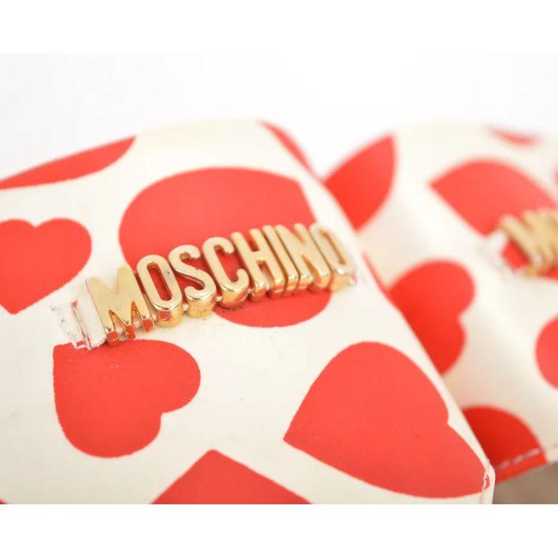 1990's Moschino thong sandals with red heart print and gold MOSCHINO lettering.

MADE IN ITALY!

Features:
Leather lined
Rubber soles

Sizing: 
EU 38 / UK 5
Heel size; 1''
Condition 7/10