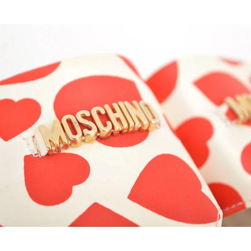 Sandales à tongs Moschino des années 1990 avec imprimé cœur rouge et lettrage MOSCHINO doré.

MADE IN ITALY !

Caractéristiques :
Doublure en cuir
Semelles en caoutchouc

Taille : 
EU 38 / UK 5
Taille du talon ; 1''
Condition 7/10