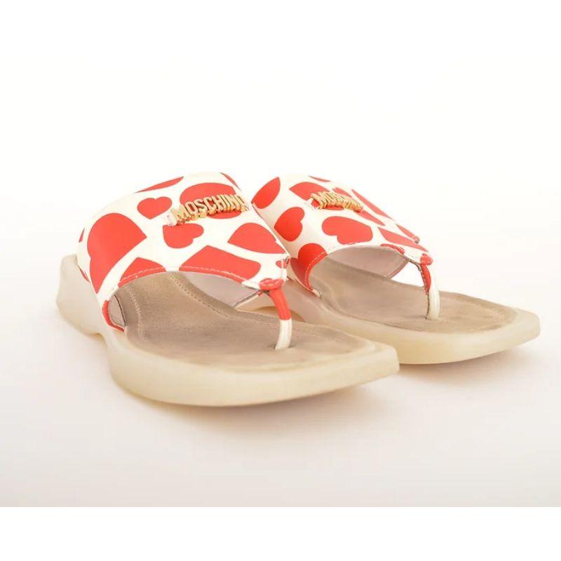 Moschino 1990's Spellout Red Vintage Heart Thong Sandals en vente 3