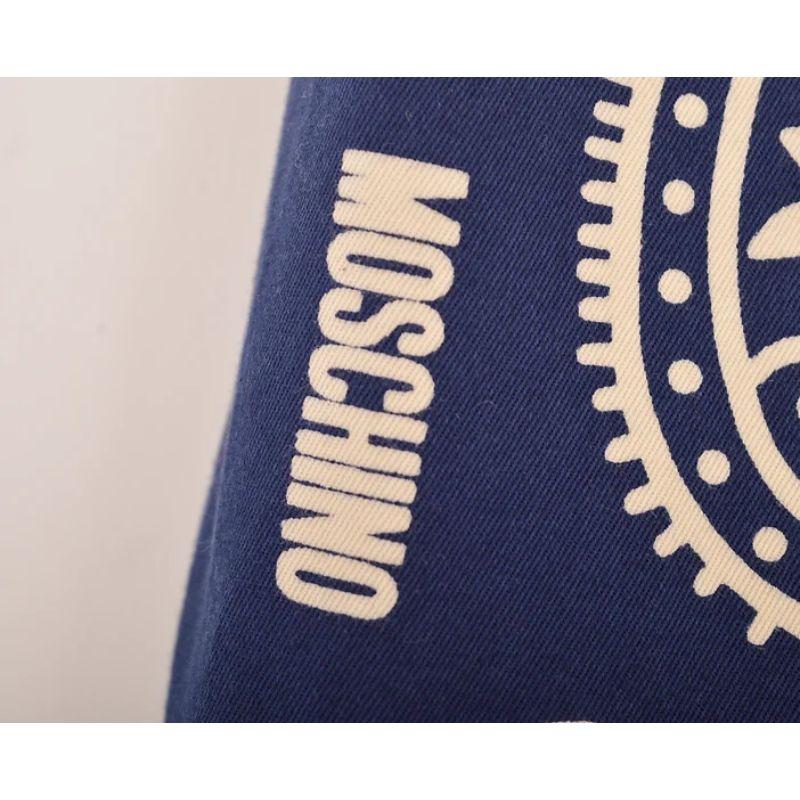 Cool Vintage 1990's Moschino wrap around Mini skirt, in a classic blue & cream traditional Bandana style pattern.

MADE IN ITALY

Features:
Adjustable fit
Back pockets
100% Cotton

Sizing: 
Waist: 27'' - 32''
Length: 21''
Recommended Size: Waist