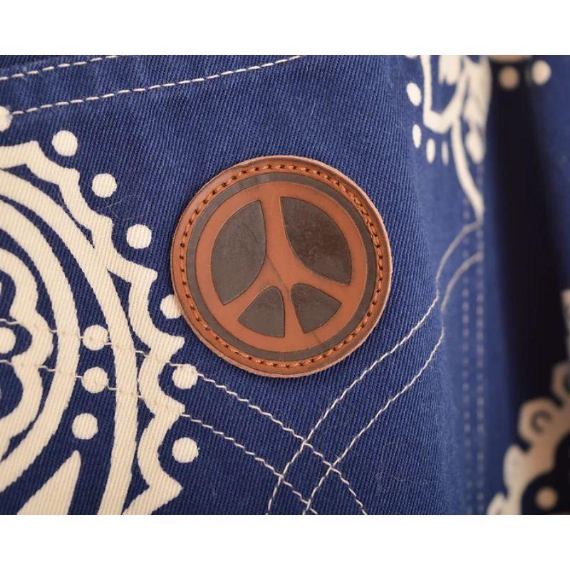Moschino - Mini-jupe portefeuille à imprimé bandana bleu vintage, années 1990 en vente 1