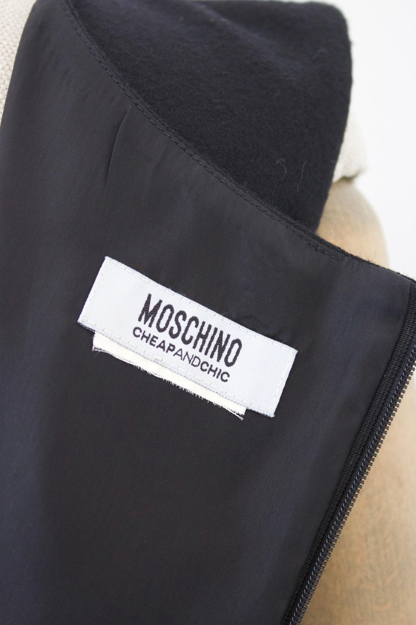 Moschino Cheap and Chic schwarzes Etuikleid im Vintage-Stil der 2000er Jahre ist ein zeitloses Stück aus hochwertiger Wolle. Das Kleid ist elegant und raffiniert, mit einem einfachen, aber klassischen Design, das nie aus der Mode kommen wird. Dieses