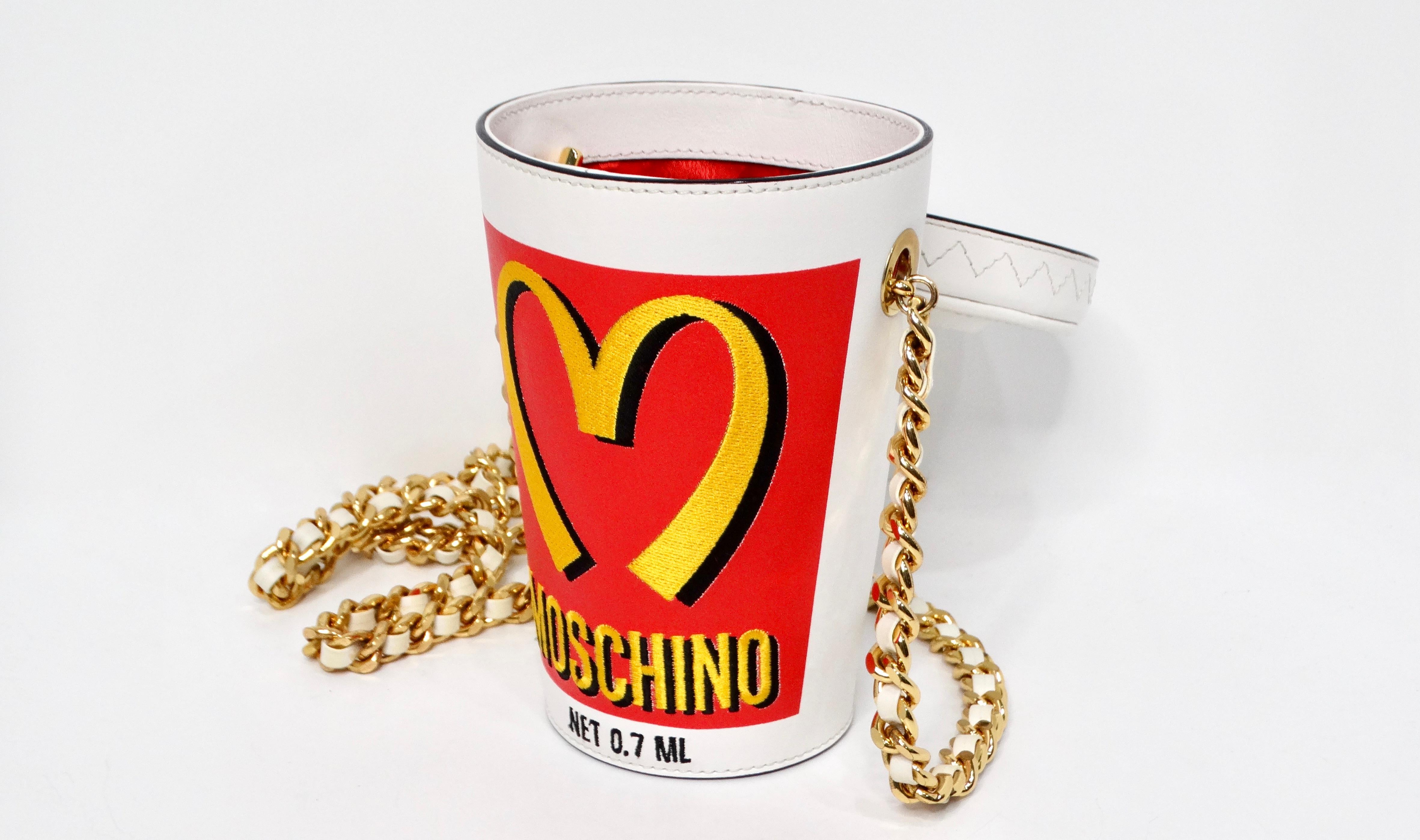 El bolso cruzado de piel McDonald's Cola Cup 2014 de Moschino es una pieza novedosa, juguetona pero chic, que ejemplifica la caprichosa visión de Jeremy Scott para la marca. Este llamativo bolso presenta una atrevida paleta de colores rojo y blanco,