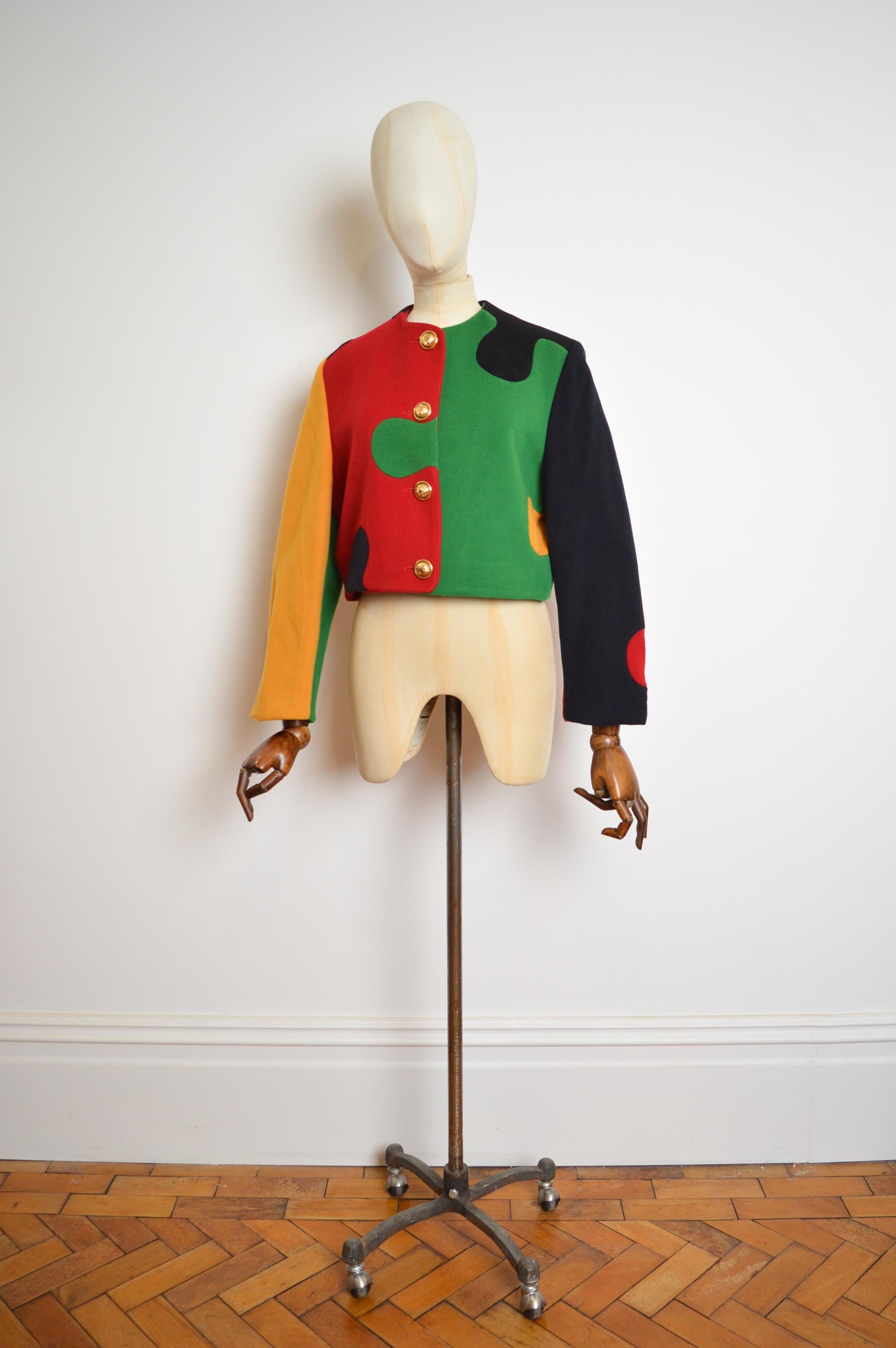 Hervorragend geschnittene Cheap and Chic Jacke von Franco Moschino aus den frühen 1990er Jahren mit Puzzle-Muster aus bunten Wollpaneelen und goldenen, geprägten C+C-Knöpfen auf der Vorderseite. 
GEFERTIGT IN ITALIEN. 
Vollständig mit Jacquard