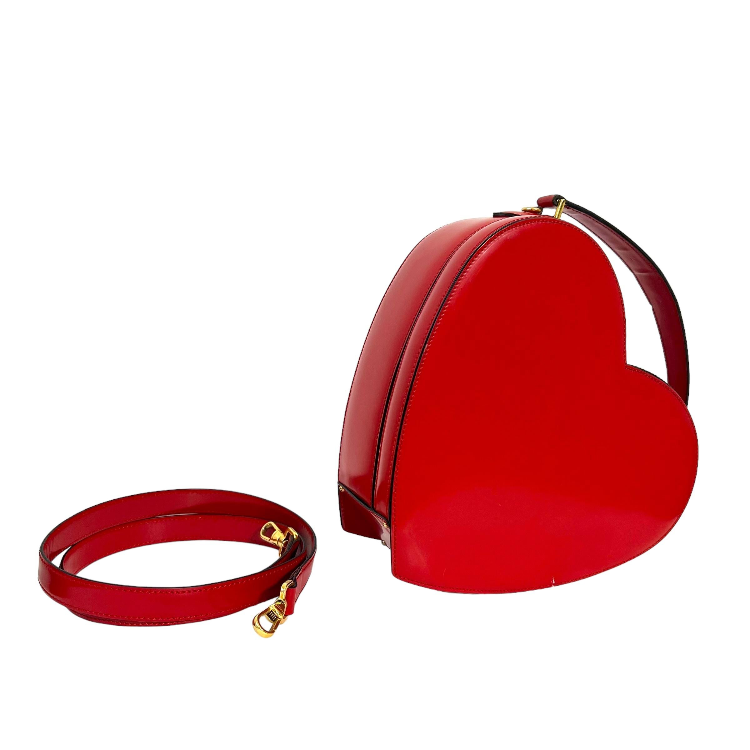 Crafted in Italy with high-quality red leather, the Moschino Heart Vintage heart bag is a true fashion icon. Its iconic heart design and elegant shape make it a standout accessory. With a variety of carrying options including a shoulder strap