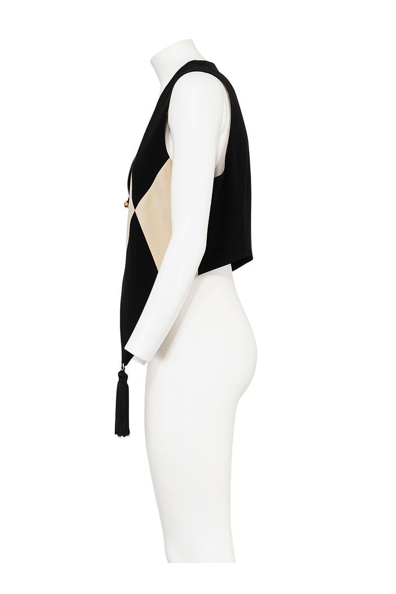 90's icónico y raro Cheap and Chic arlequín chaleco de Moschino
Borlas en el dobladillo
Botón del balón de oro
79% acetato 21% rayón