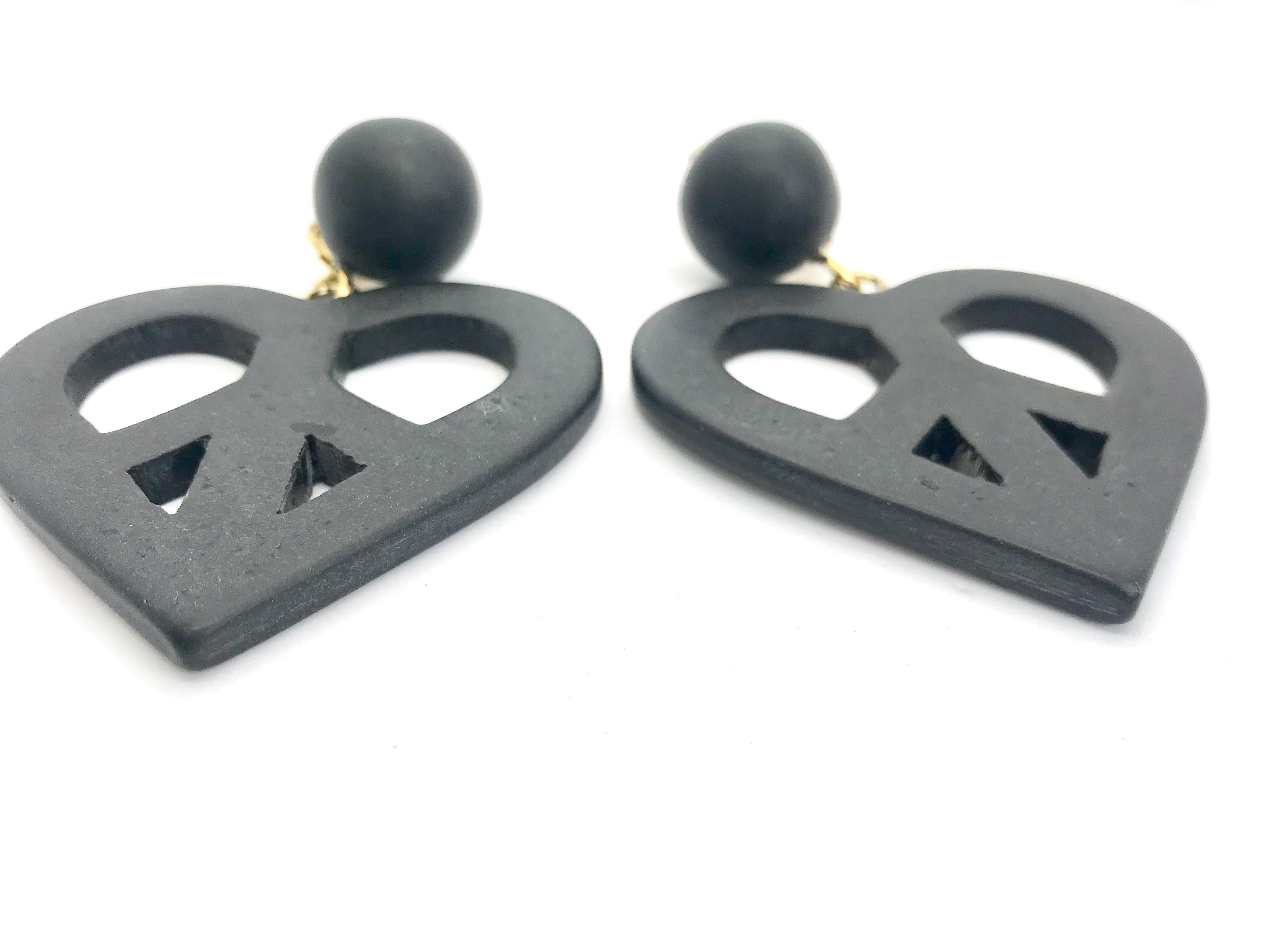 Moschino 90s Oversized Black Heart Clip on Earrings In Excellent Condition In London, GB