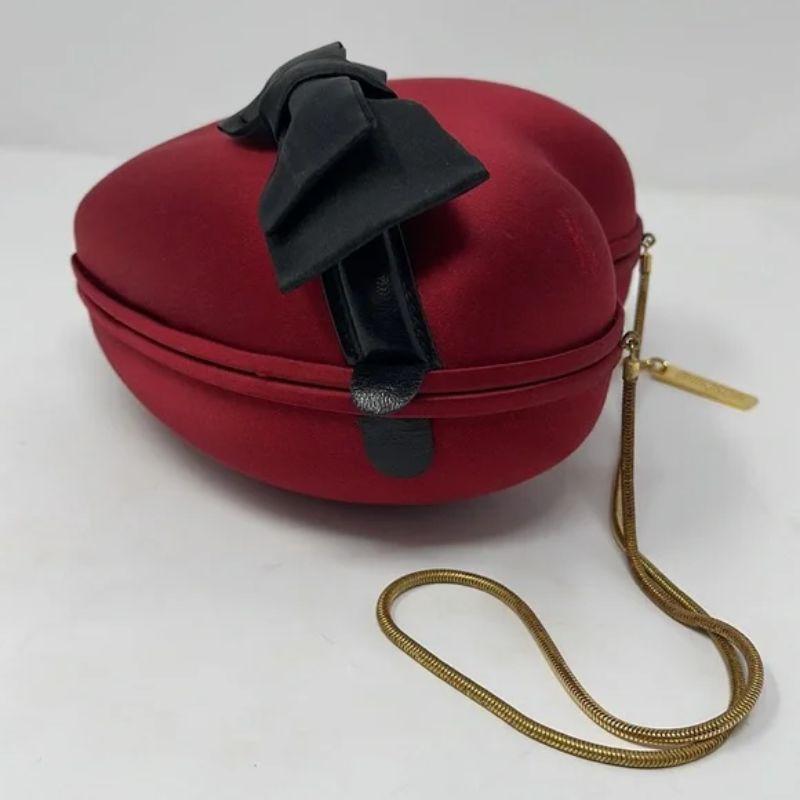Rosso Moschino Amy Weinhouse Borsa a mano con cuore e papillon in raso rosso in vendita