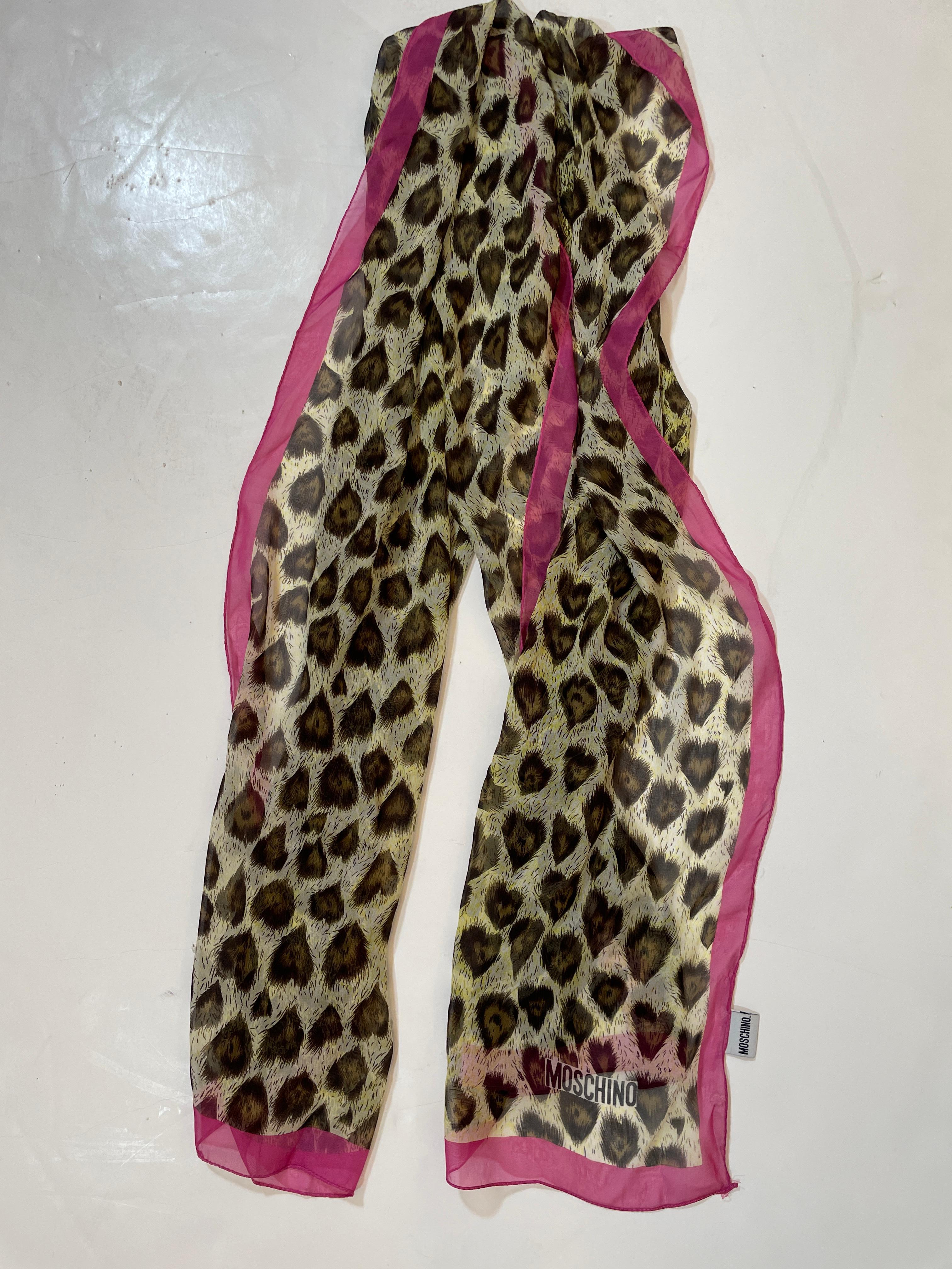 Moschino Milano Tierdruck Seide Chiffon Schal Made in Italy Rosa und Braun 1990er Jahre.
Damen fuchsia hot pink mit braunem Leoparden- oder Pfauenfederdruck Seidenschal oder Kopfbedeckung, Gürtel oder Haarband.
 Exquisiter langer Vintage-Schal aus
