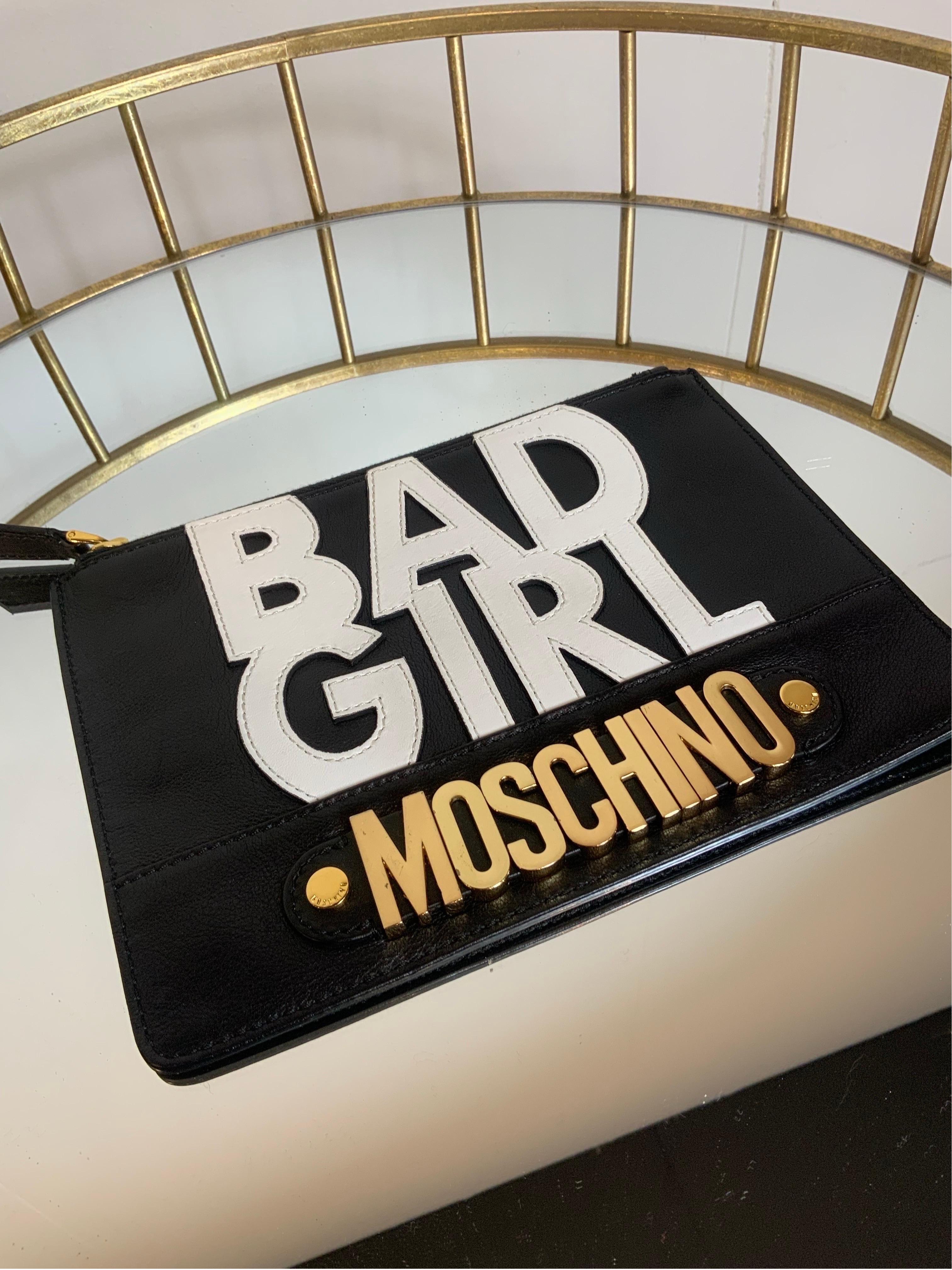 Moschino clutch bag.
Black leather with gold hardware.
Measures 16cm X 22cm.
Excellent general condition, shows minimal signs of normal use.
Has original dust bag.