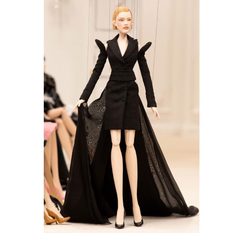 Moschino Bare Shoulders Mid-Length Coat-Style Dress, 2021 In Excellent Condition For Sale In SAINT-OUEN-SUR-SEINE, FR