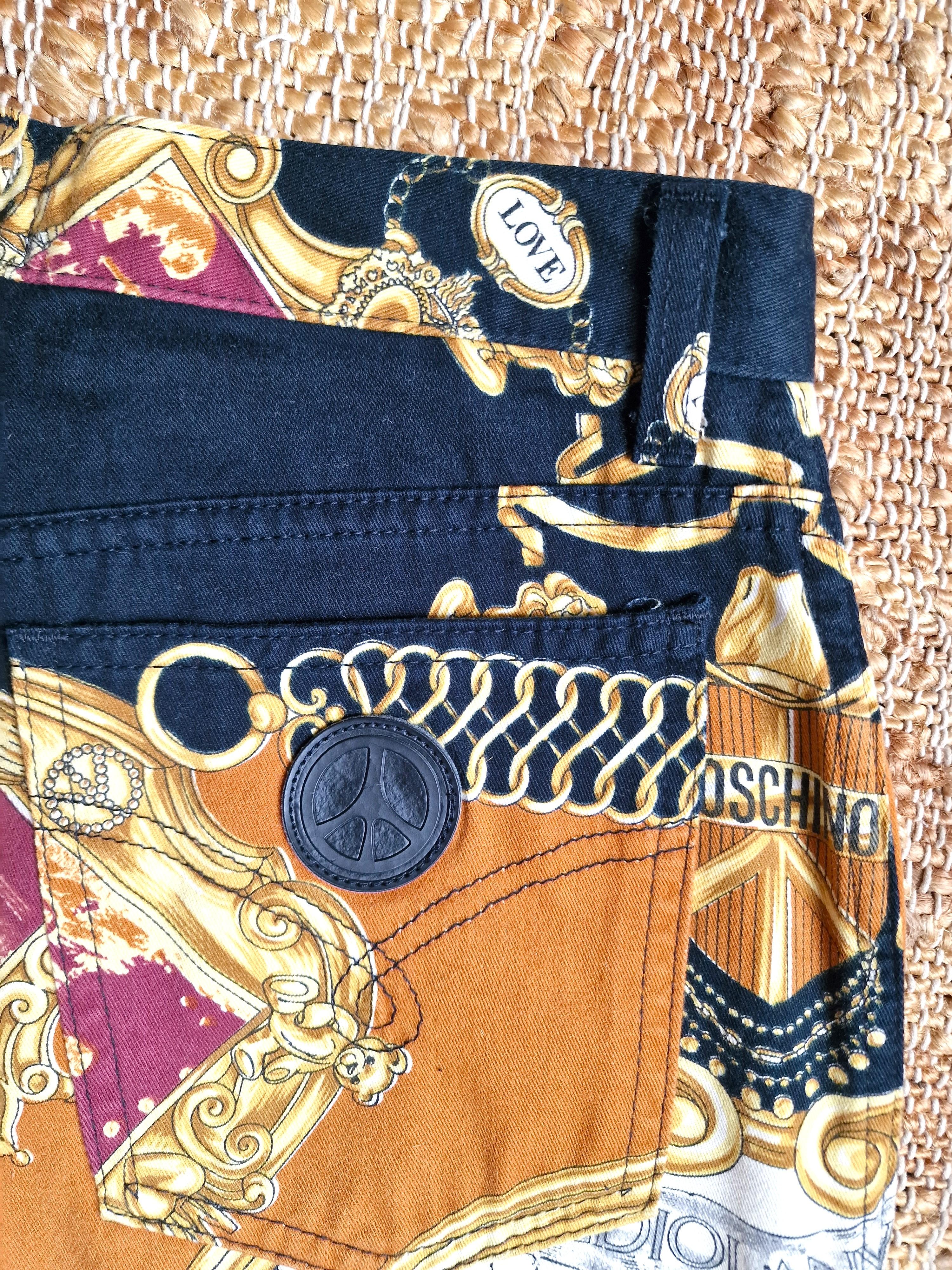 Moschino - Pantalon moyen italien baroque ours doré en jean de cathédrale de Milan en vente 9