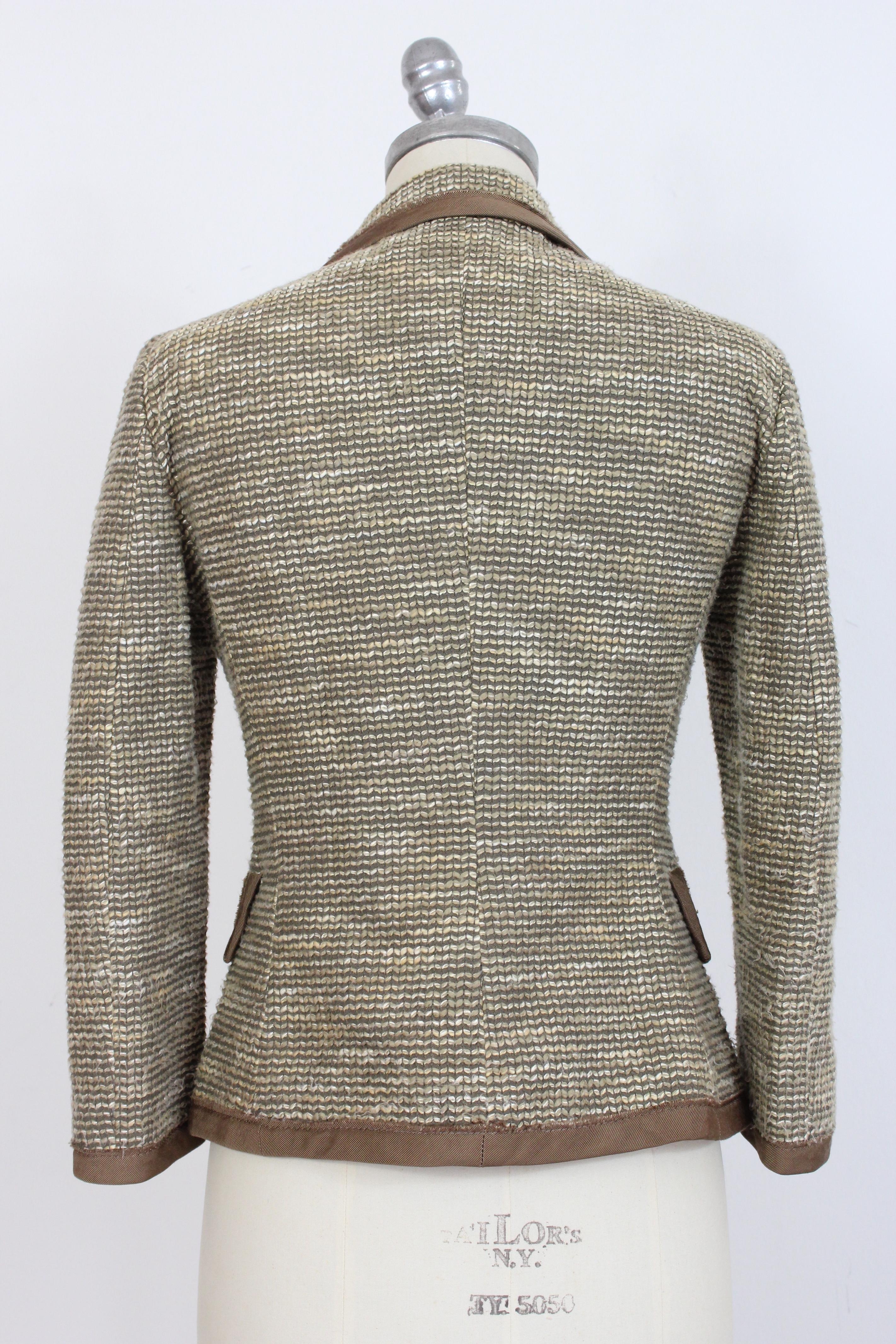 Moschino Cheap and Chic 90s vintage women's jacket. Fitted blazer, elegant, beige and brown, bows on the neck. 3/4 flared sleeve. External fabric 88% cotton 12% rayon, internally lined 100% cotton. Made in Italy.

Condition: Excellent

Item used few