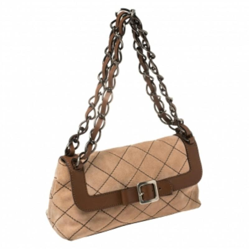 High on style, carry this handbag from Moschino without compromising on practicality. The creation is made from a combination of suede and leather and features a buckle on the front flap that opens to a spacious interior. Hold the bag from the
