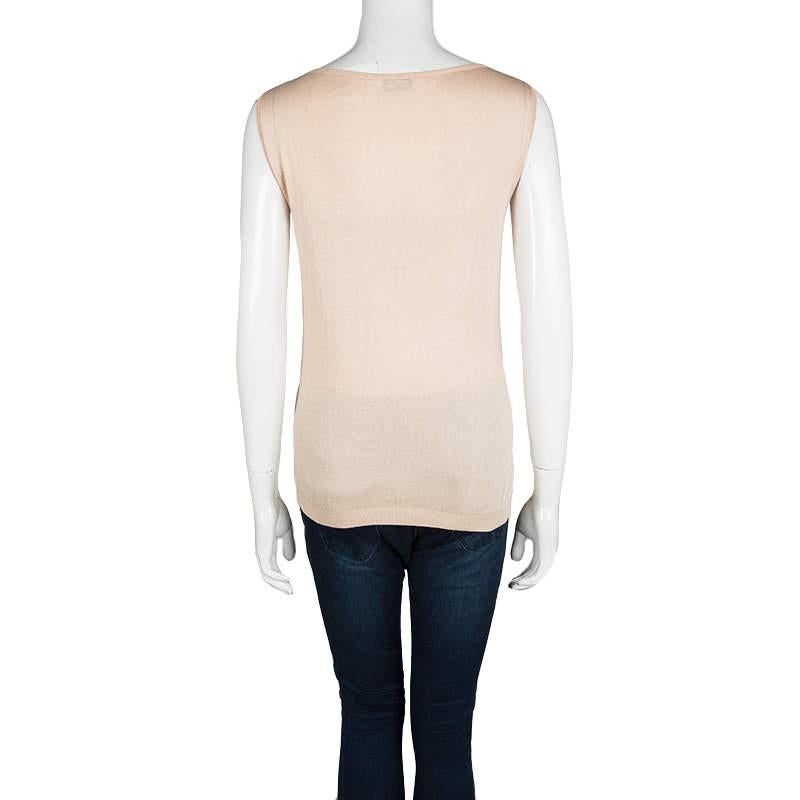 Classic and chic, this sleeveless top from Moschino is perfect for the elegant you. The beige top is made of cotton and silk blend and flaunts a neckline with lace trim detailing. Pair it with denims and ballet flats for a fun and relaxed look.

