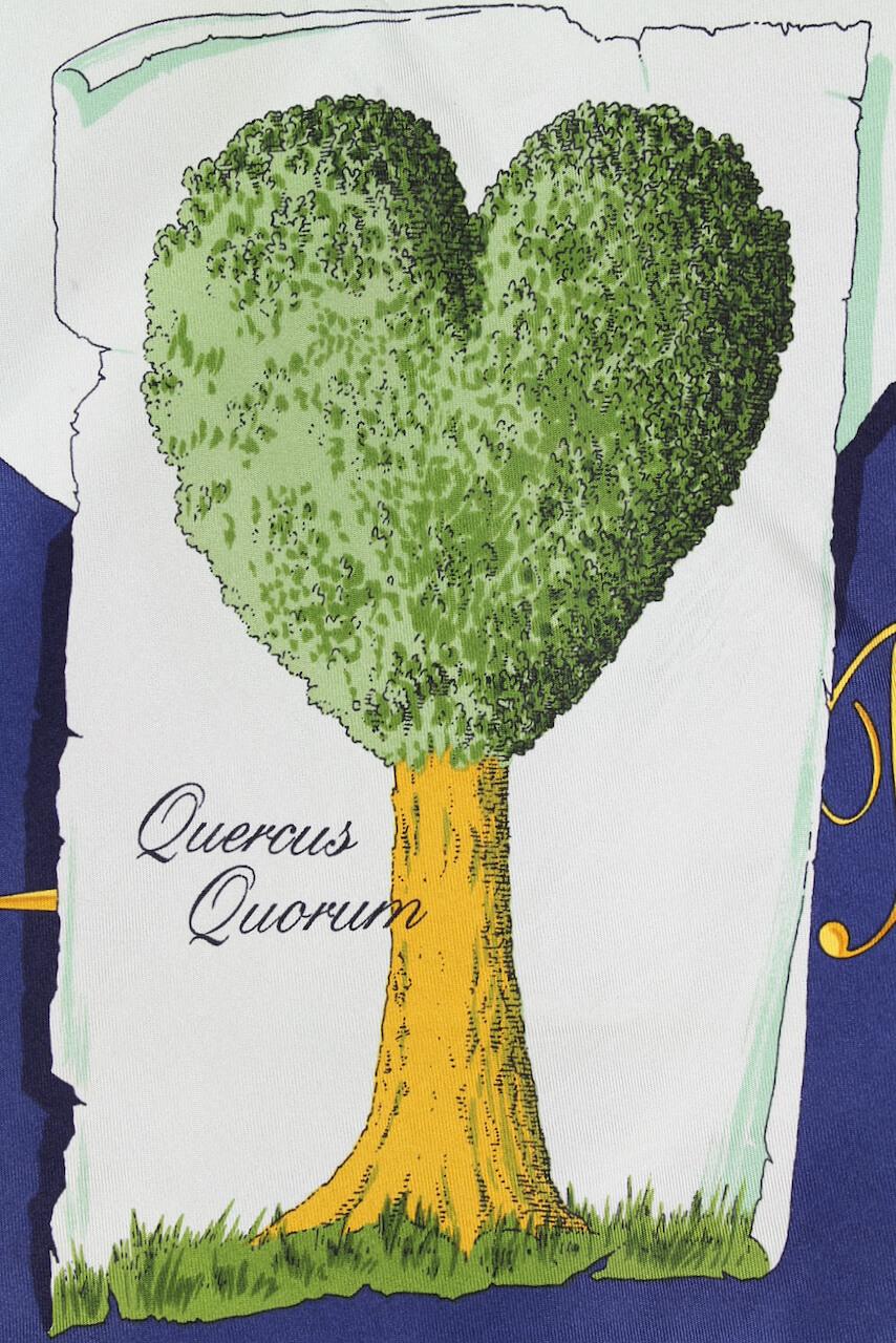 Moschino Moschino: „Die besten Dinge im Leben sind Bäume!“ Seidenschal in Grün und Blau, Anfang der 1990er Jahre  2