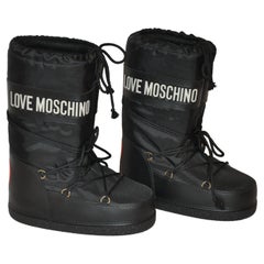 Moschino: schwarze Schneestiefel aus Nylon und Gummi, „Nach dem Ski“, skurrile „„Love“