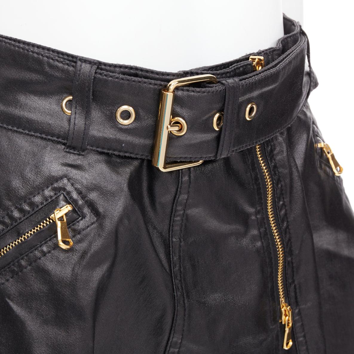 MOSCHINO falda skater biker de algodón recubierto negro con detalles dorados  IT38 XS
Referencia: AAWC/A01403
Marca: Moschino
Diseñador: Jeremy Scott
Material: Algodón, mezcla
Color: negro, dorado
Patrón: Sólido
Cierre: cremallera
Detalles