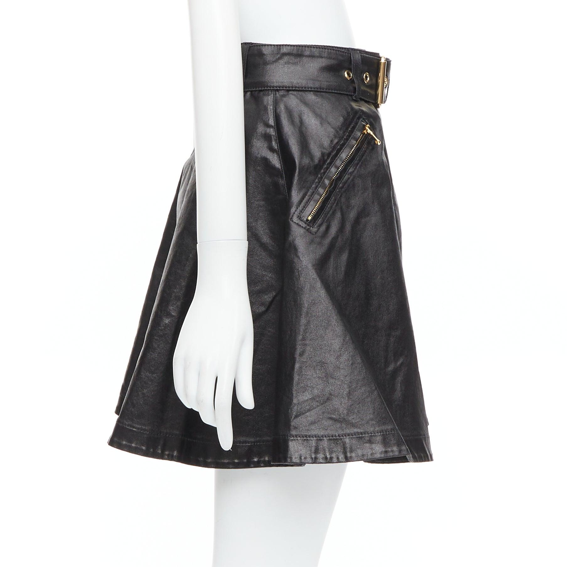 MOSCHINO falda skater biker de algodón recubierto negro con detalles dorados  IT38 XS en Excelente estado para la venta en Hong Kong, NT