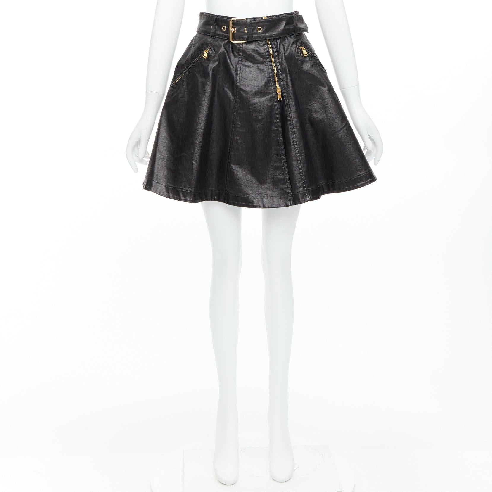 MOSCHINO falda skater biker de algodón recubierto negro con detalles dorados  IT38 XS en venta 4