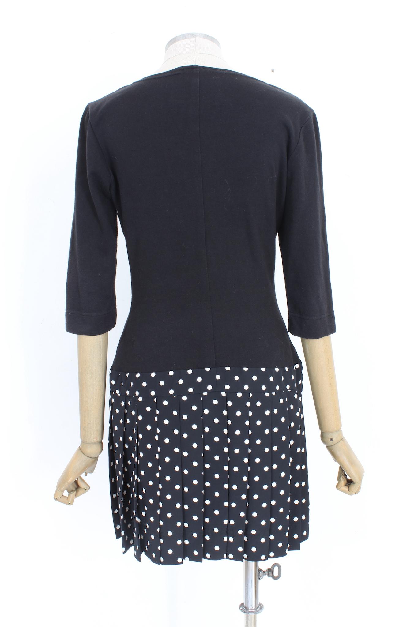 Moschino Cheap and Chic 90s vintage dress. Casual model, black fitted cotton shirt, black and white pleated skirt with polka dot pattern, belt at the waist. Fabric 92% cotton, 8% elastane. Made in Italy.

Size: 46 It 12 Us 14 Uk

Shoulder: 44