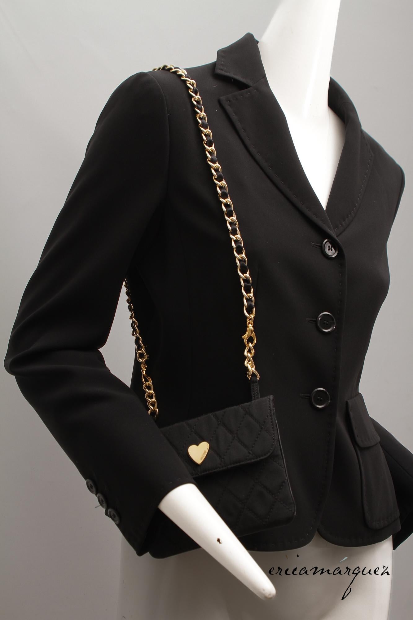 MOSCHINO, by Franco Moschino, Schwarzer Blazer aus Crêpe mit Handtasche und Hardware-Verzierung

Ein Doppeltes! Moschino Blazer und Geldbörse in einem! Der 1980er Blazer von Moschino verfügt über eine übergroße, funktionale Geldbörse, die auf der