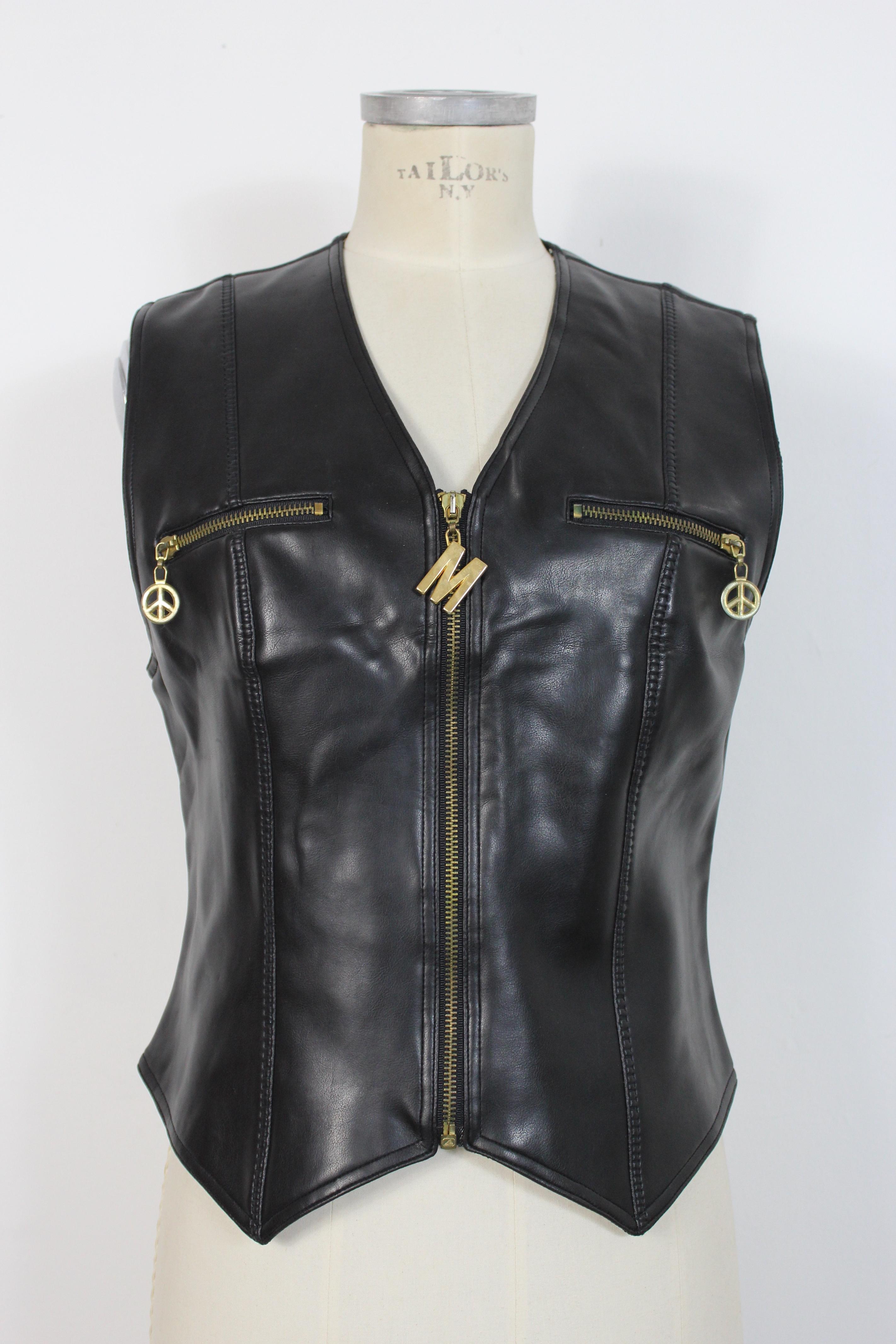 Moschino Jeans vintage 80s vest. Biker model women's vest. Black color with gold colored hinges. Faux leather fabric, 70% polyurethane 30% cotton, internally lined. Made in Italy.

Condition: Excellent

Item used few times, it remains in its