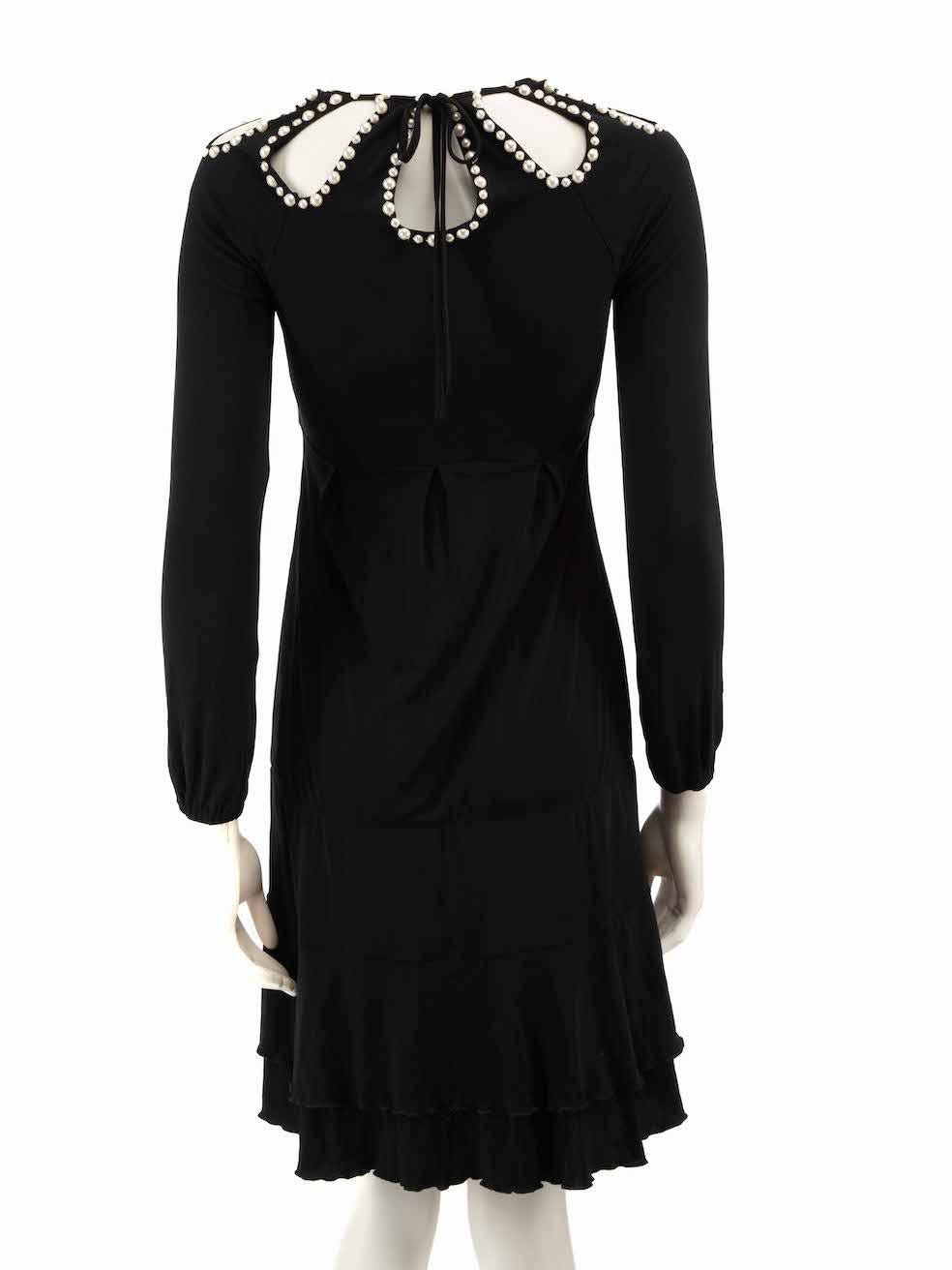 Nero Moschino, vestito nero con dettaglio di perle finte e tagliato, taglia S in vendita