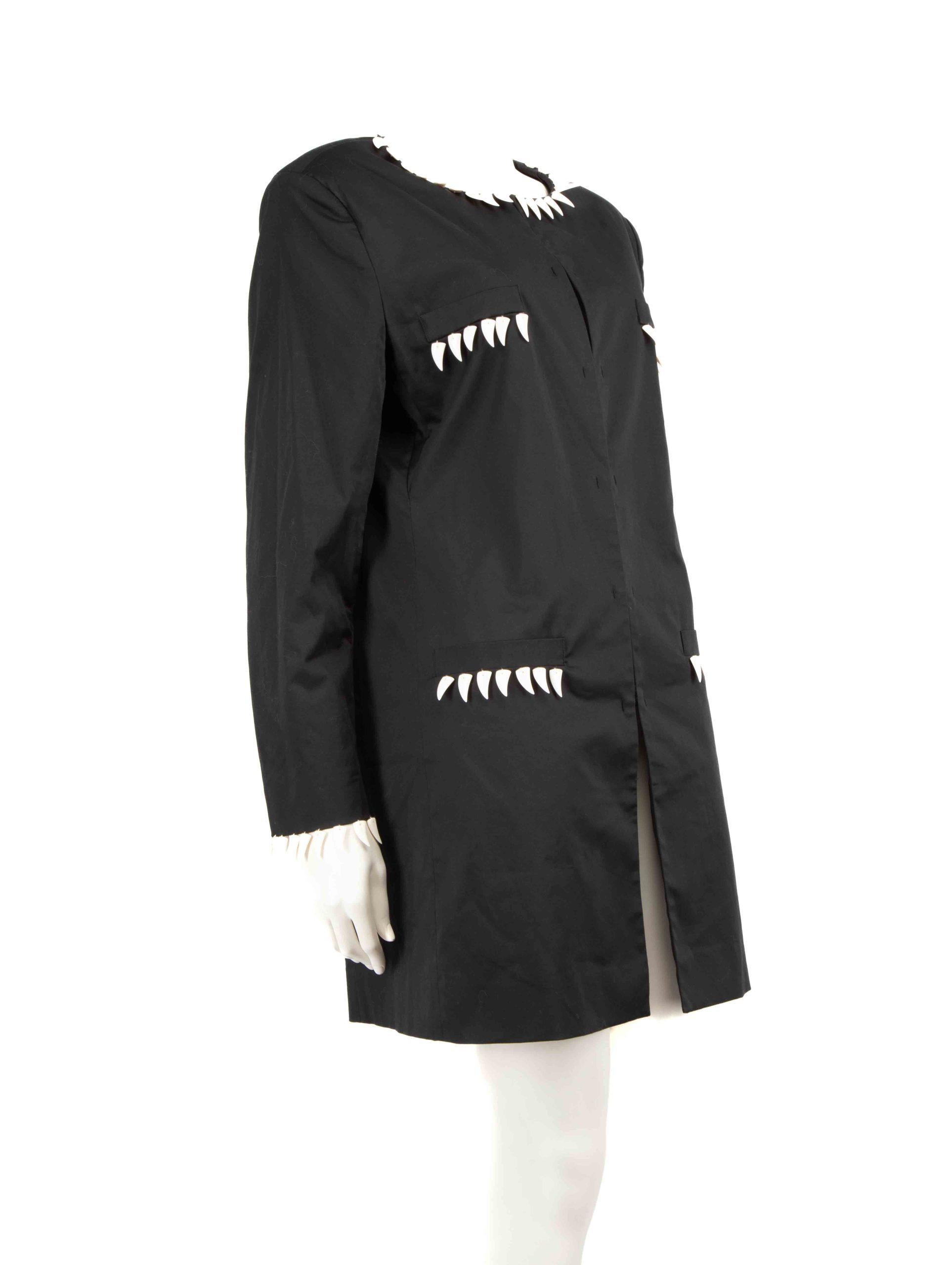 CONDITION is Very good. Hardly any visible wear to jacket is evident on this used Moschino Cheap & Chic designer resale item.
 
 
 
 Details
 
 
 Black
 
 Cotton
 
 Blazer
 
 Faux teeth embellishment
 
 Long sleeves
 
 Hook fastening
 
 Round neck
