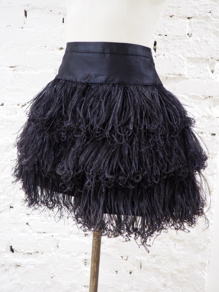 Falda de plumas negras Moschino en venta en 1stDibs