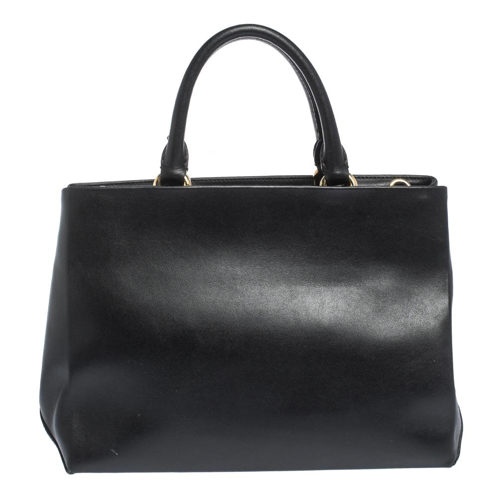 This gorgeous tote bag by Moschino carries your essentials with ease. Be bold and marvellous with this black tote ideal for you. Crafted from quality leather, it flaunts an exterior styled with floral applique details. It has dual handles, gold-tone