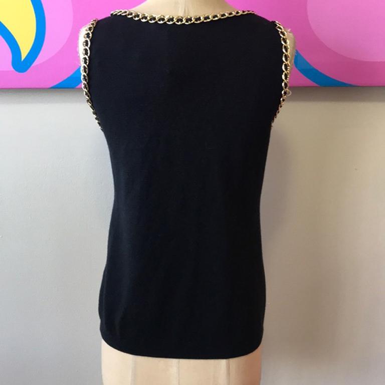 Donna Moschino - Maglione con catena d'oro nero e charm a forma di lettera NWT in vendita