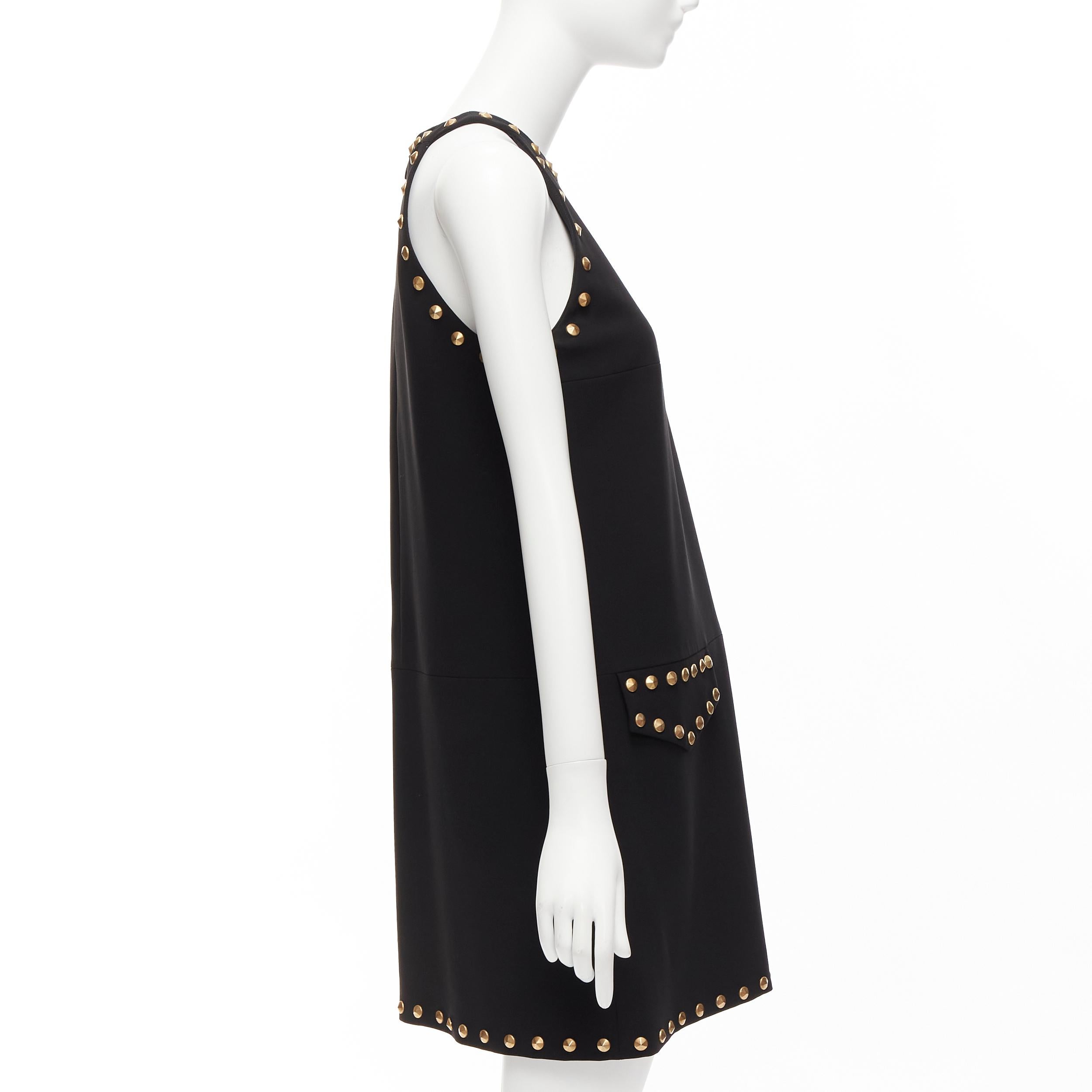MOSCHINO vestido sin mangas con solapas de bolsillos y tachuelas doradas IT40 S en Bueno estado para la venta en Hong Kong, NT