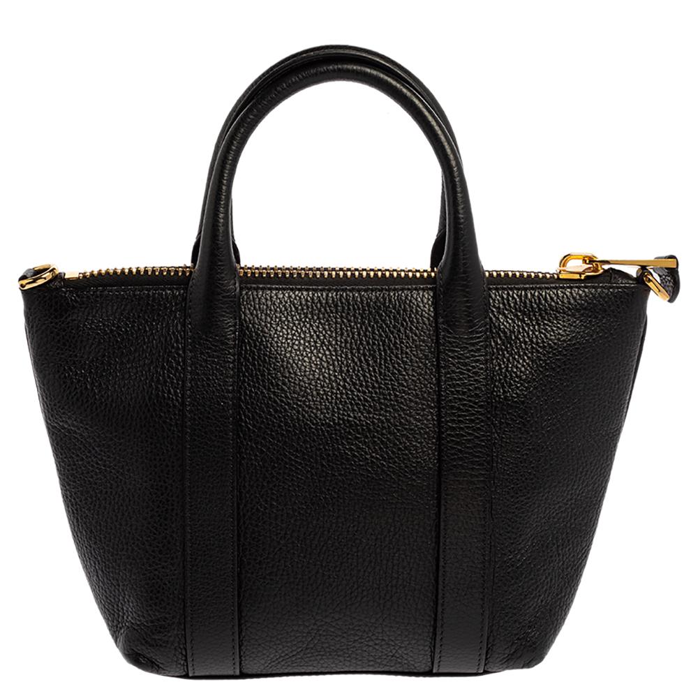 There will be countless days when you will want to parade this splendid tote from Moschino. Meticulously crafted from grain leather, this black tote has been styled with dual handles, a gold-tone side logo detailing on the front, and a top zipper