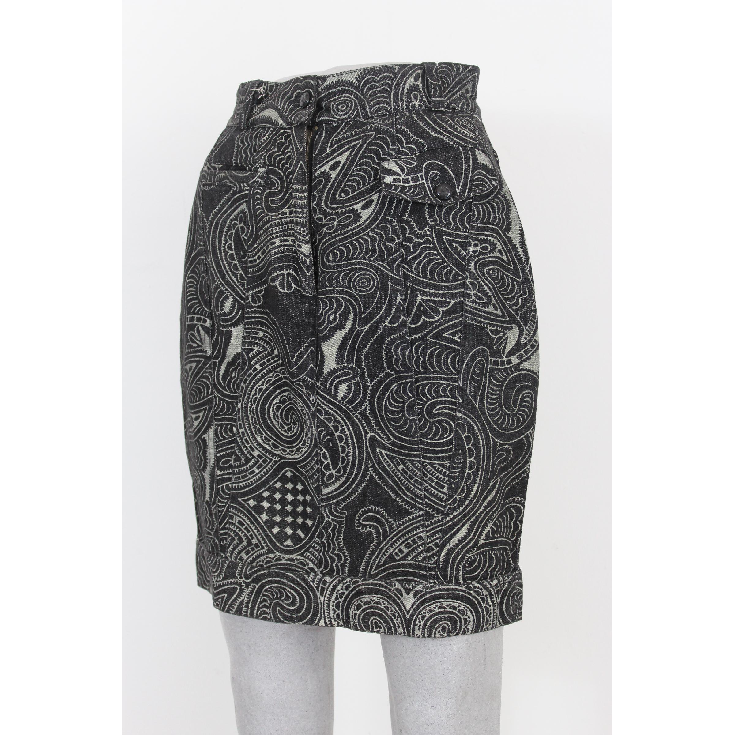 Moschino vintage short skirt. Black with white floral designs, 100% cotton jeans. 80s. Made in Italy. Excellent vintage condition.

Size: 42 It 8 Us 10 Uk

Waist: 32 cm
Length: 53 cm