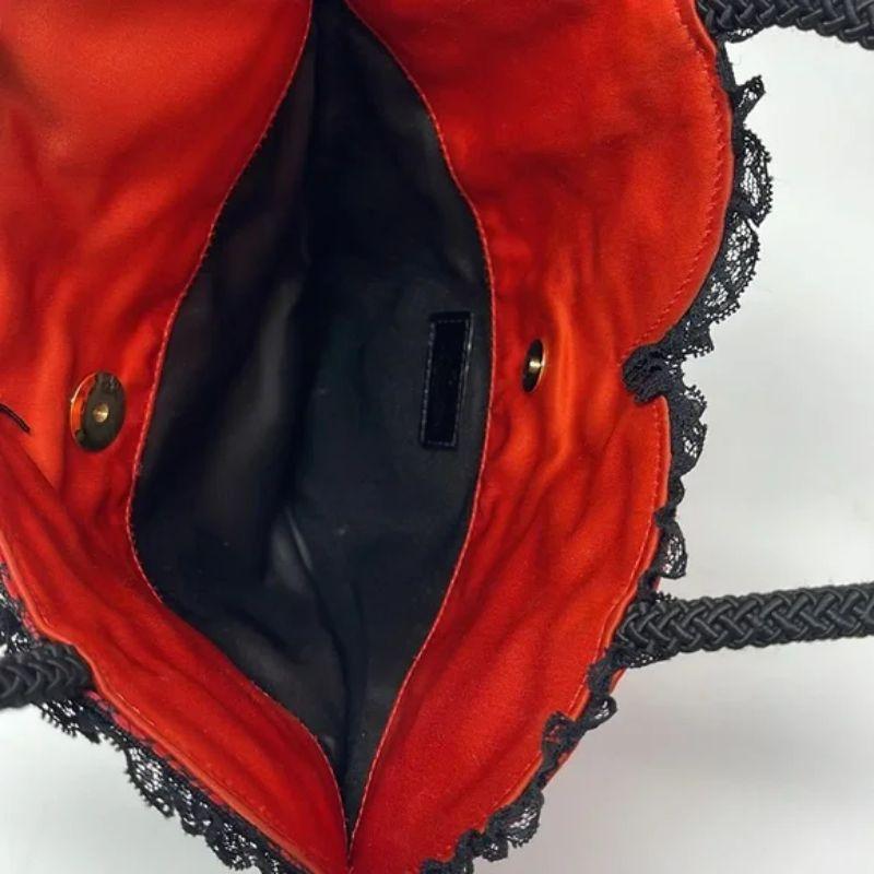 Borsa Moschino con cuore in raso rosso e pizzo nero In condizioni discrete in vendita a Los Angeles, CA