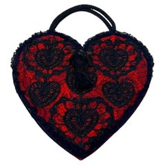 Borsa Moschino con cuore in raso rosso e pizzo nero