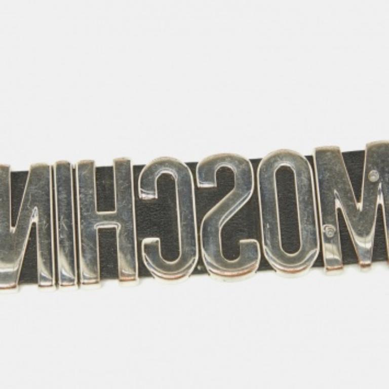 Moschino Pulsera Hebilla Logo Classic Leather Negra en Bueno estado para la venta en Dubai, Al Qouz 2