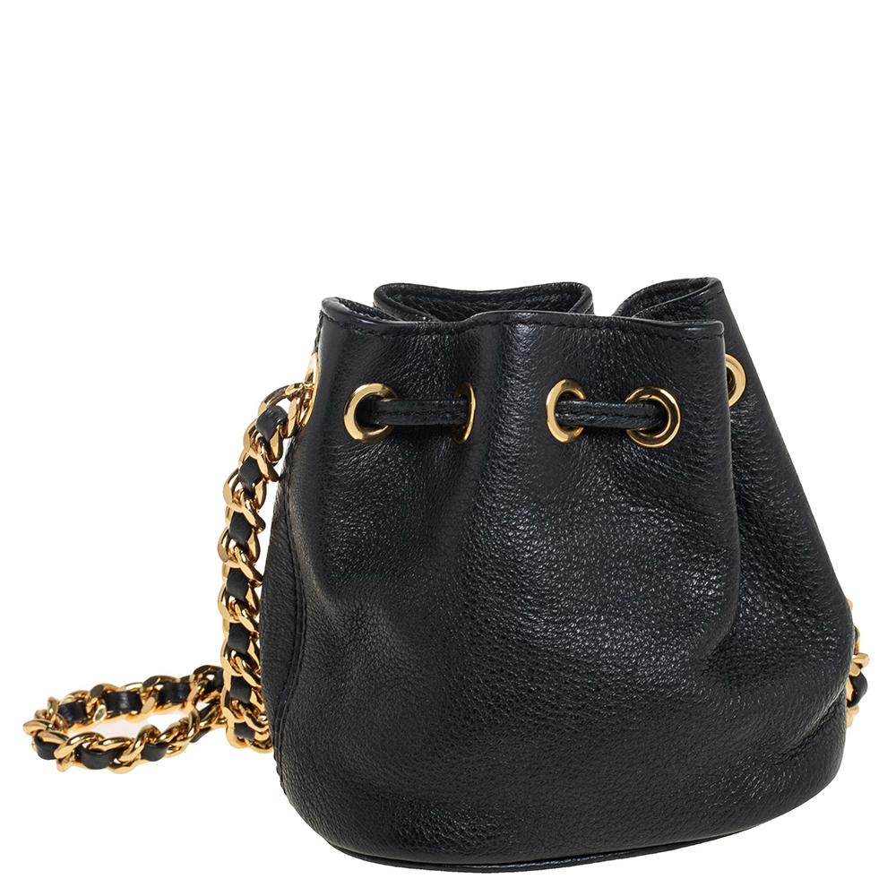 Dieses schicke Modell von Moschino ist aus Leder gefertigt und mit goldfarbener Hardware verziert. Die Tasche hat die Form eines Eimers mit einem Kordelzugverschluss:: der das satinierte Innere sichert. Es ist mit einer gewebten Schulterkette und
