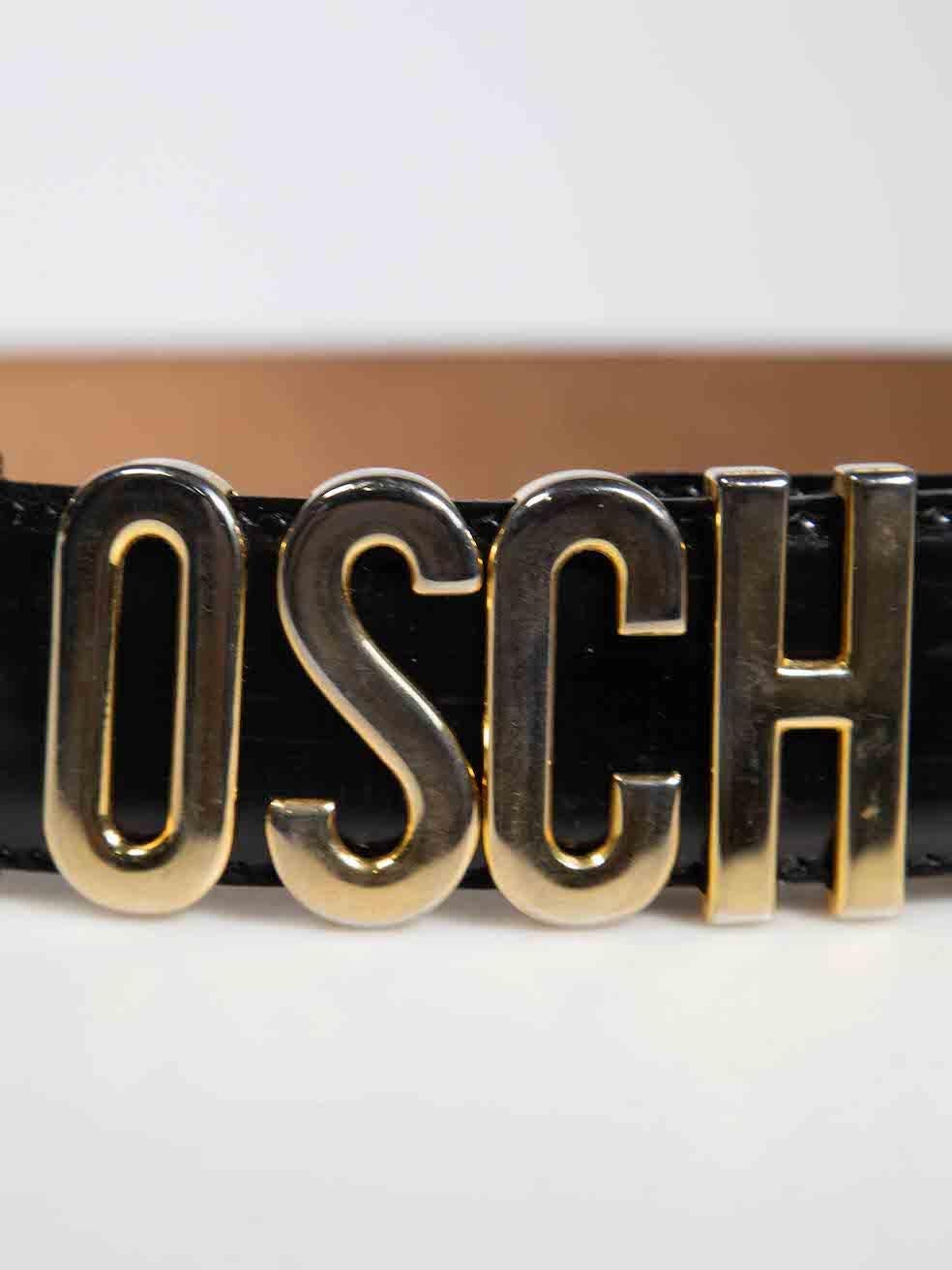 Moschino Schwarzer Leder-Logo-Charm-Gürtel mit Logo Damen im Angebot