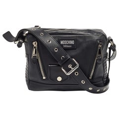 Moschino Schwarze Leder-Umhängetasche mit mehreren Reißverschluss